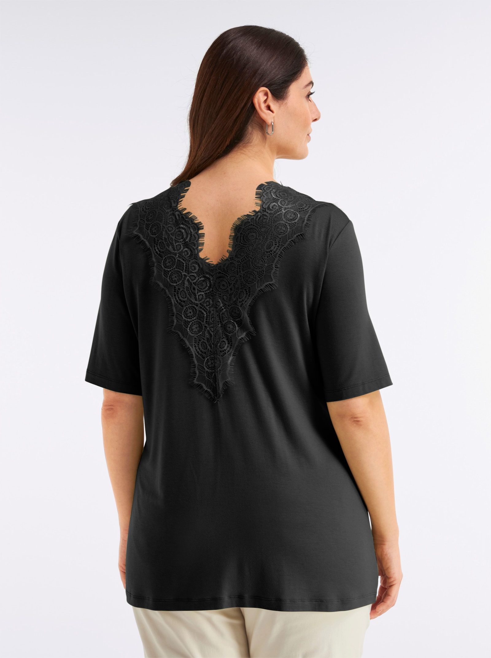 sheego Spitzenshirt mit beidseitigem, tiefem V - schwarz