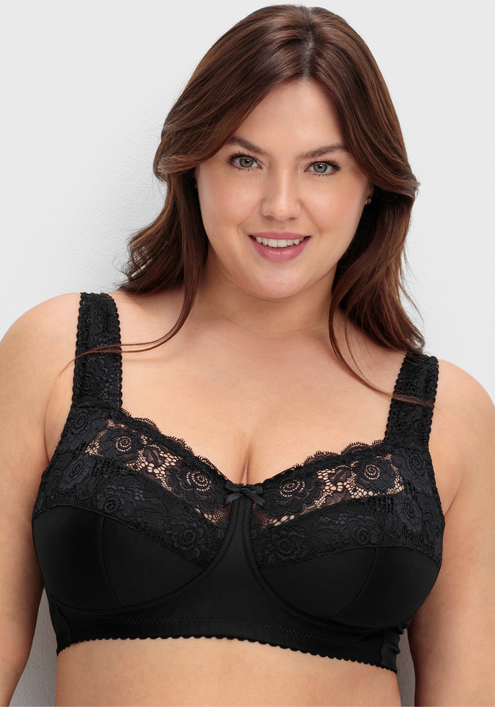 sheego Bügelloser BH mit Spitze, wattierte Cups - schwarz