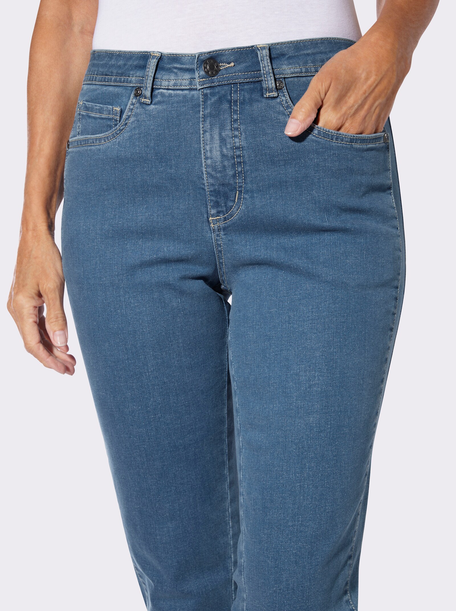 7/8-Jeans mit Passformsattel hinten - blue-bleached