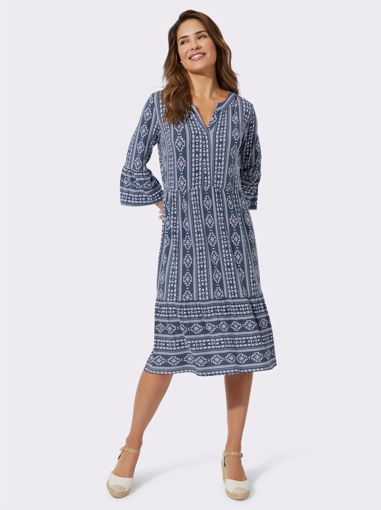 Volantjurk met etnopatroon - rookblauw/wit bedrukt