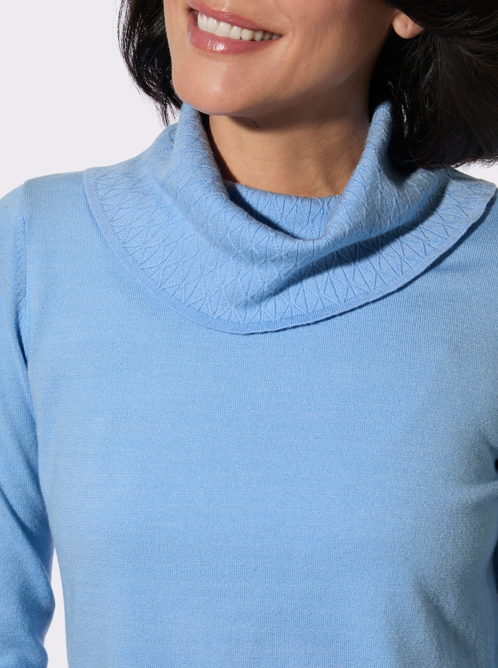 Rollkragenpullover mit Strickmuster rundum - himmelblau