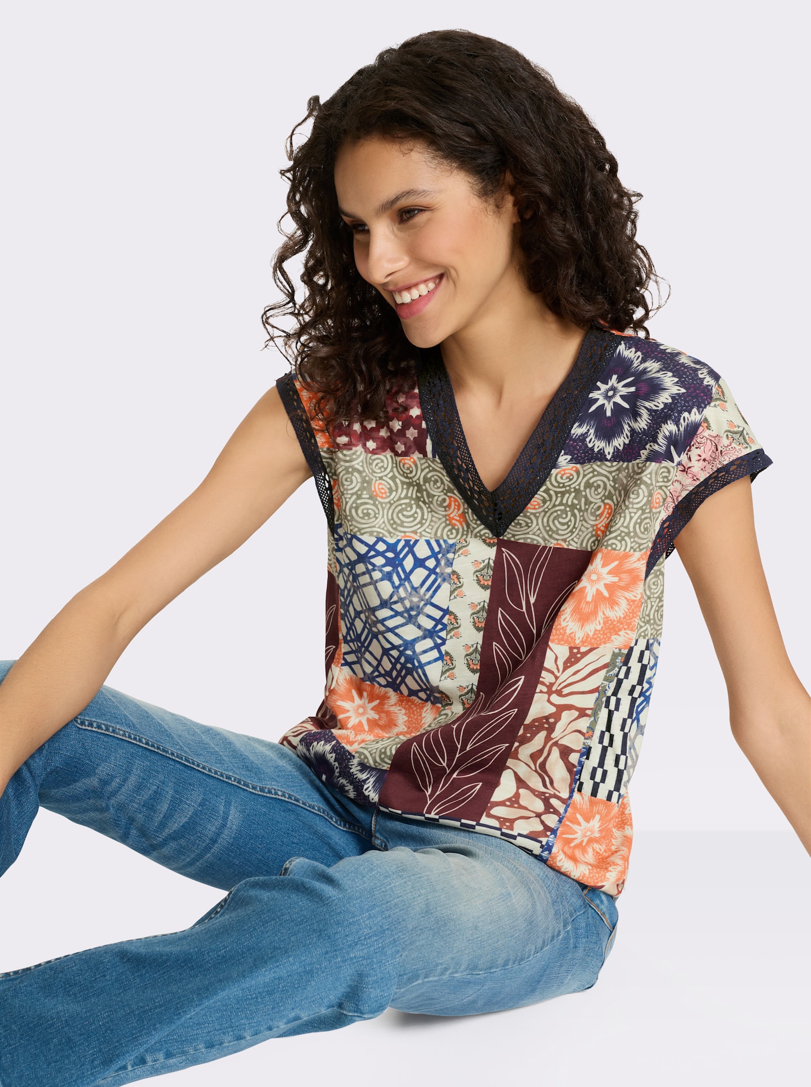 heine V-Shirt in Patch-Optik - champagner-marine-bedruckt