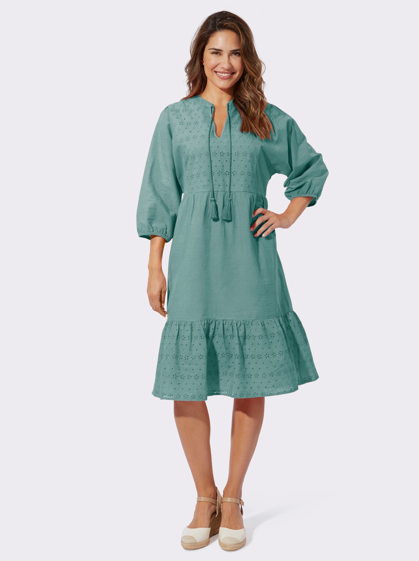 Baumwollkleid mit Lochstickerei - salbei