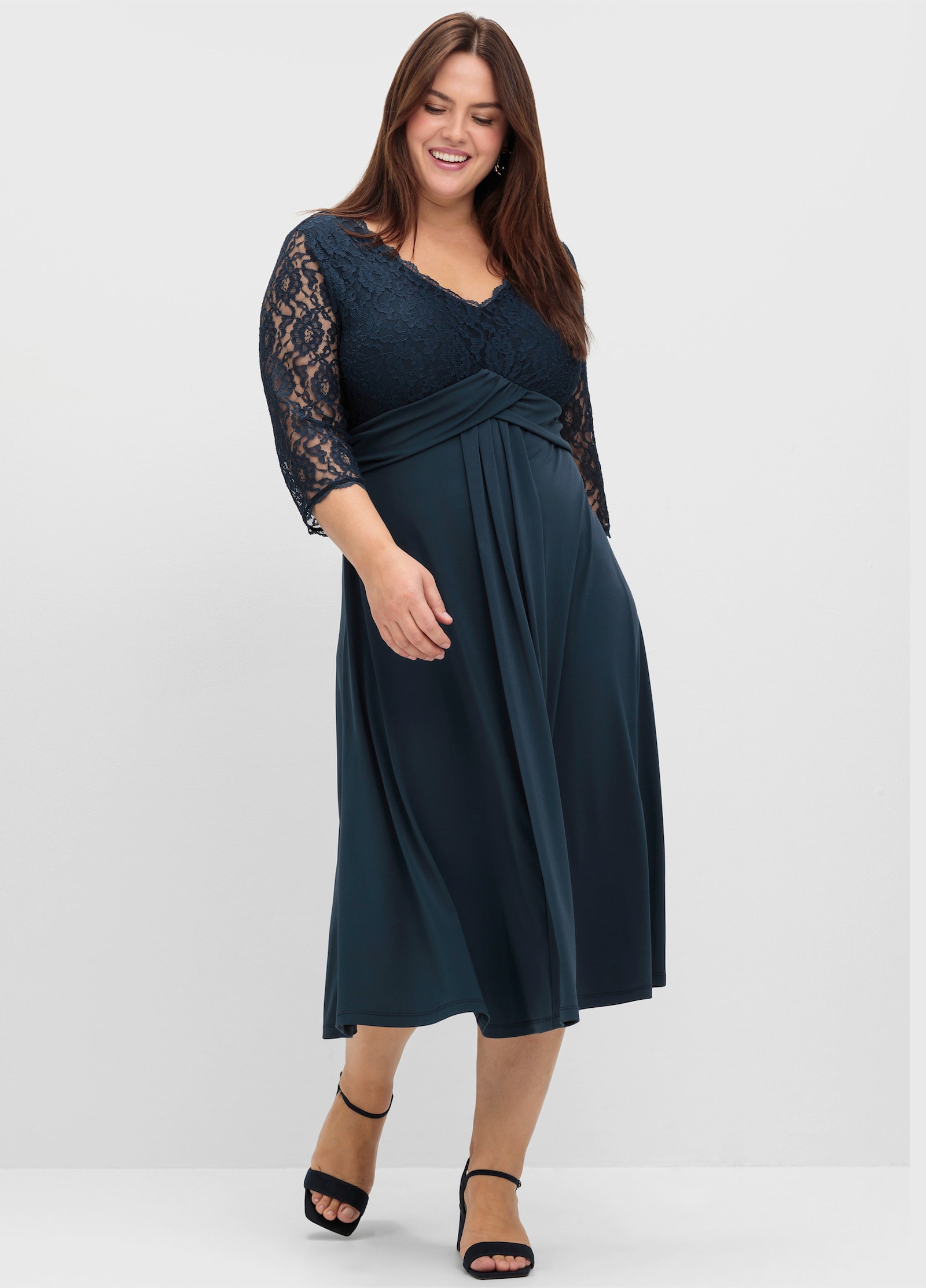 sheego Robe de soirée avec haut en dentelle florale - bleu nuit