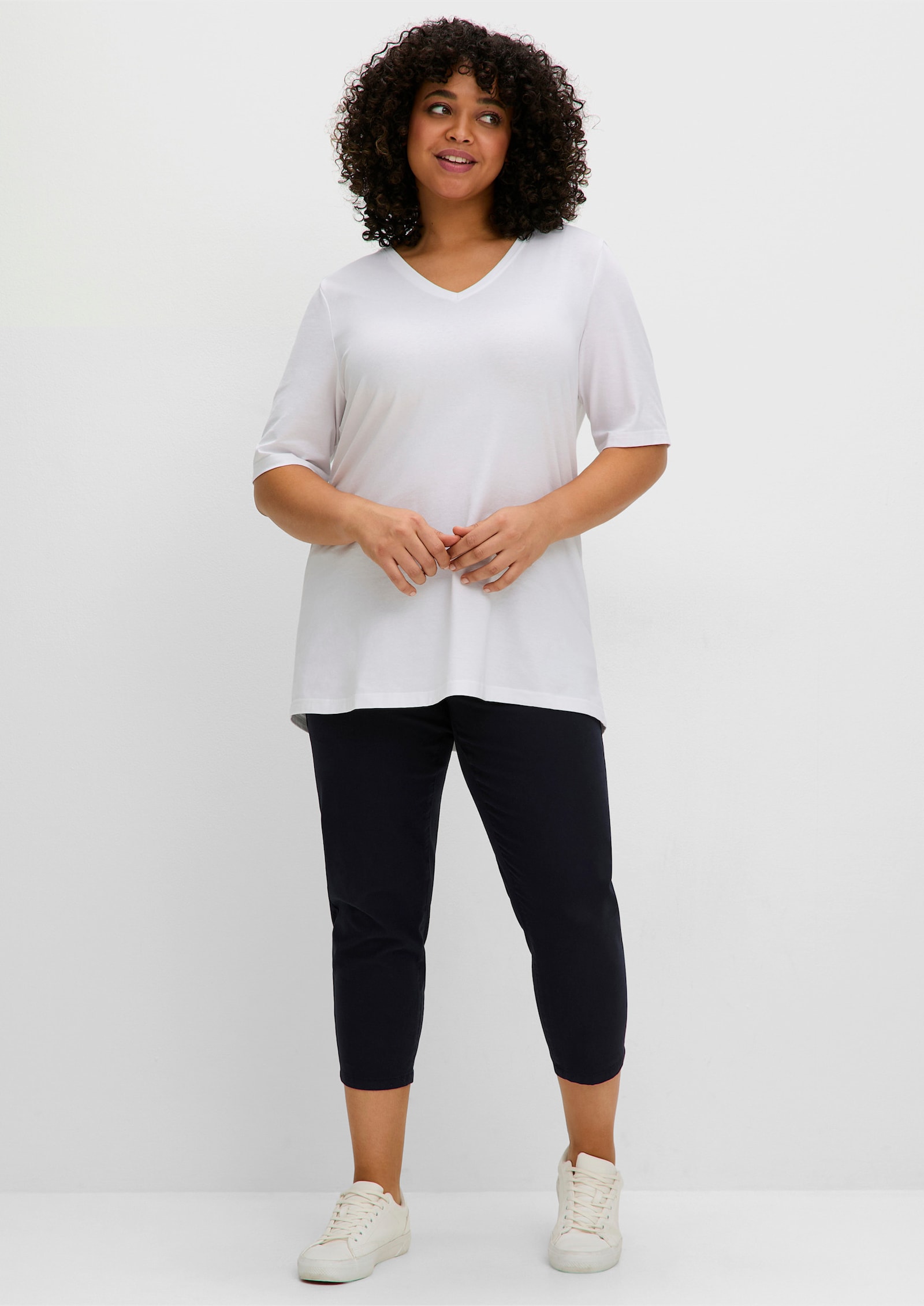 sheego Shirt met V-hals van jersey, licht getailleerd - wit