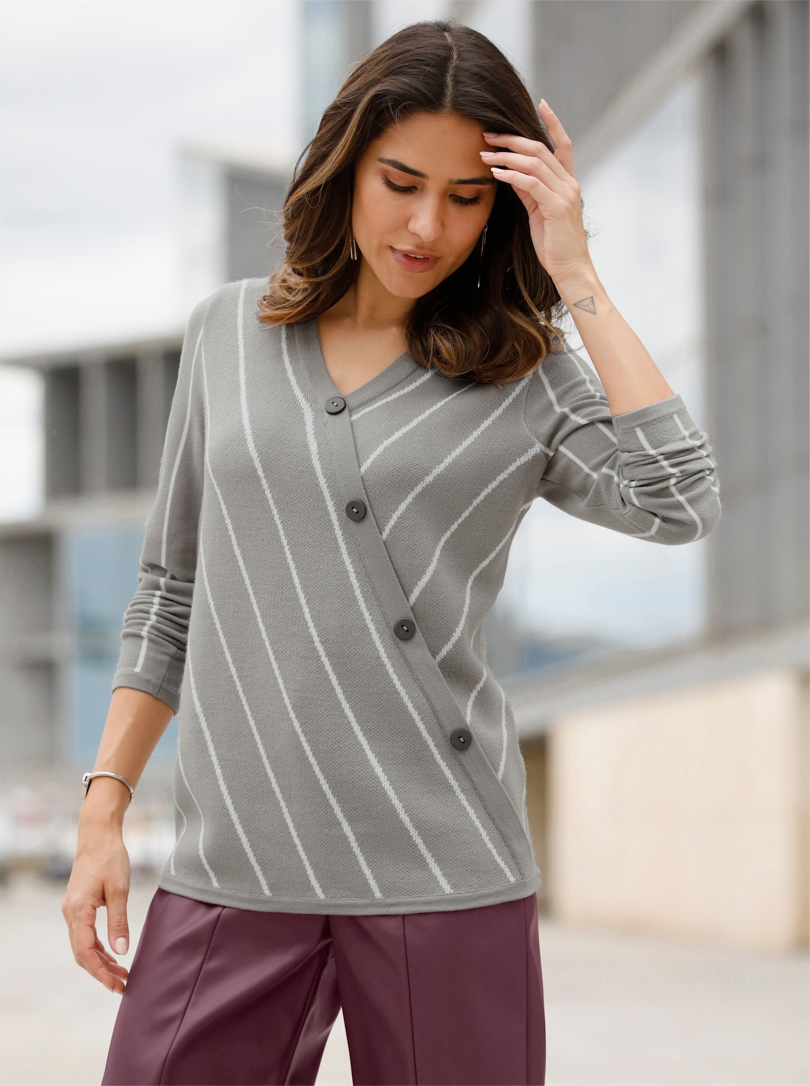 V-Ausschnitt-Pullover mit Jacquard-Muster - steingrau-ecru-gemustert
