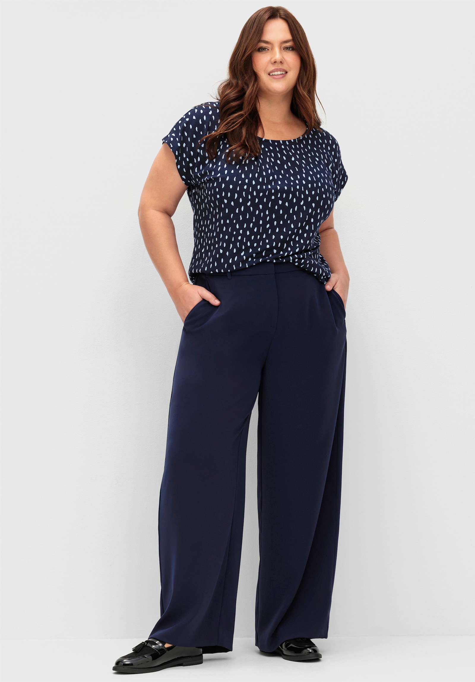 sheego Kurzarmshirt mit grafischem Minimalprint - tiefblau-gemustert