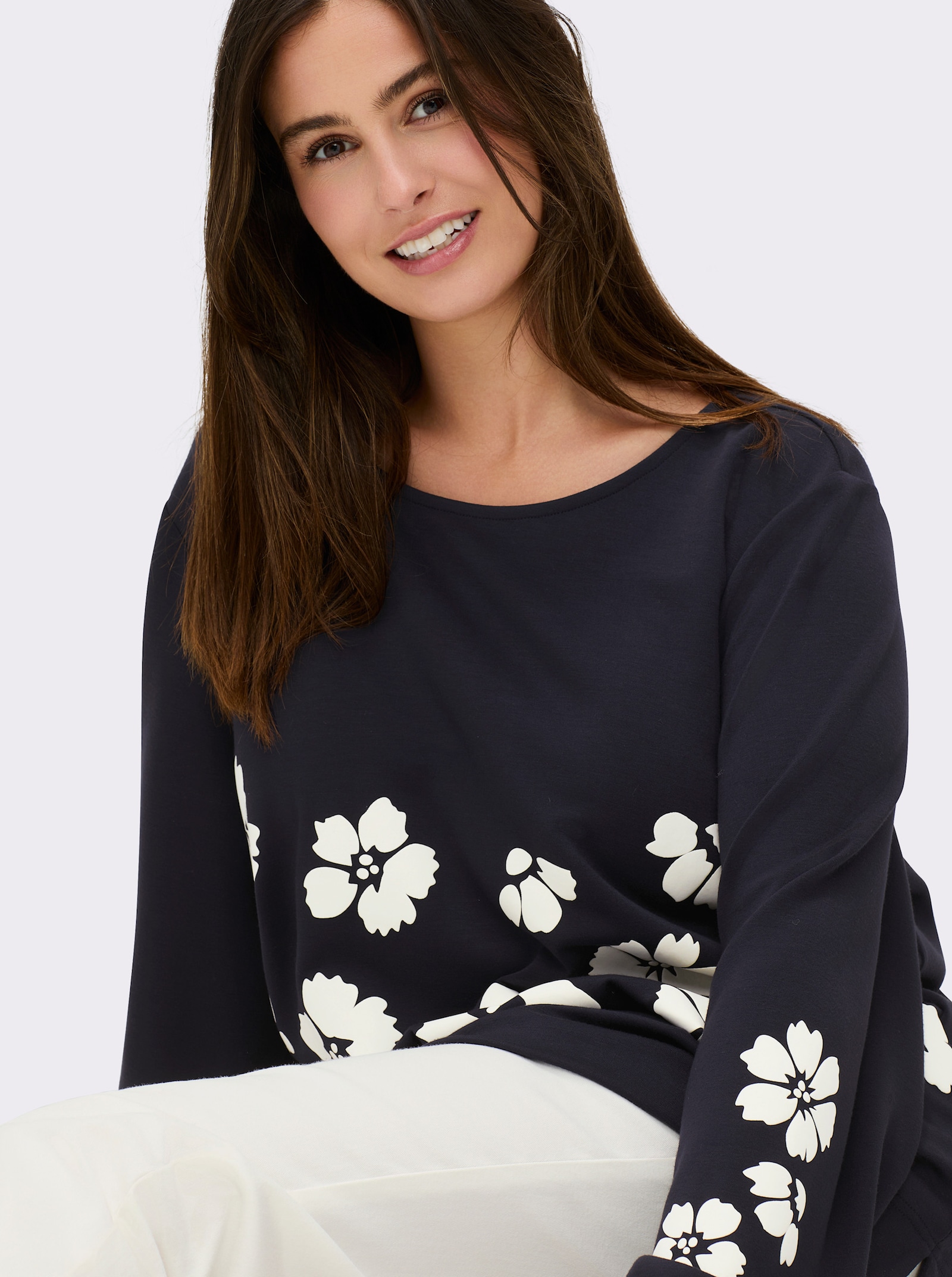 sheego Sweatshirt met rubberen bloemen - diepblauw/champagne bedrukt