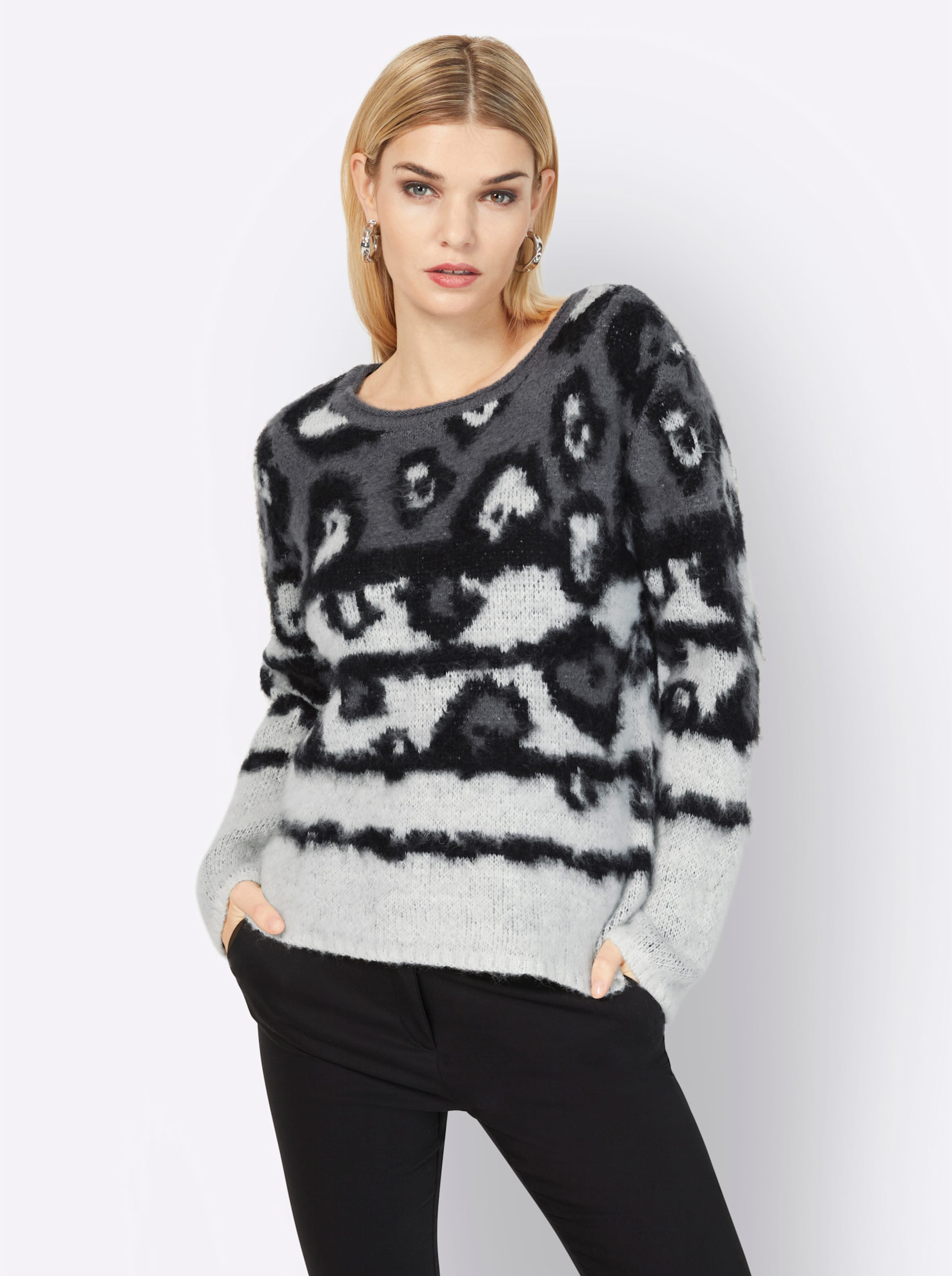 In Love günstig Kaufen-Pullover in weiß-schwarz-gemustert von heine. Pullover in weiß-schwarz-gemustert von heine <![CDATA[Der Pullover trägt sich so ungemein weich und mollig warm auf der Haut, dass man ihn gar nicht mehr ausziehen möchte. Zudem besticht das Jaquar