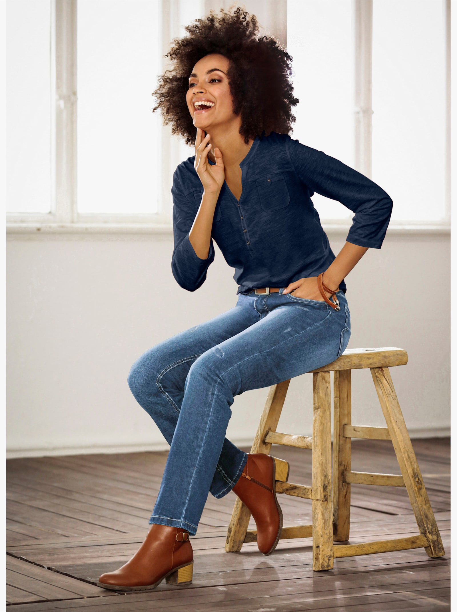 Rundhalsshirt mit knöpfbaren Brusttaschen - marine