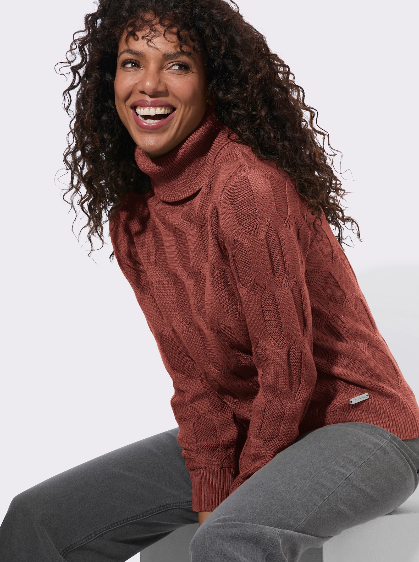 Rollkragenpullover mit Strickmuster - rotbraun