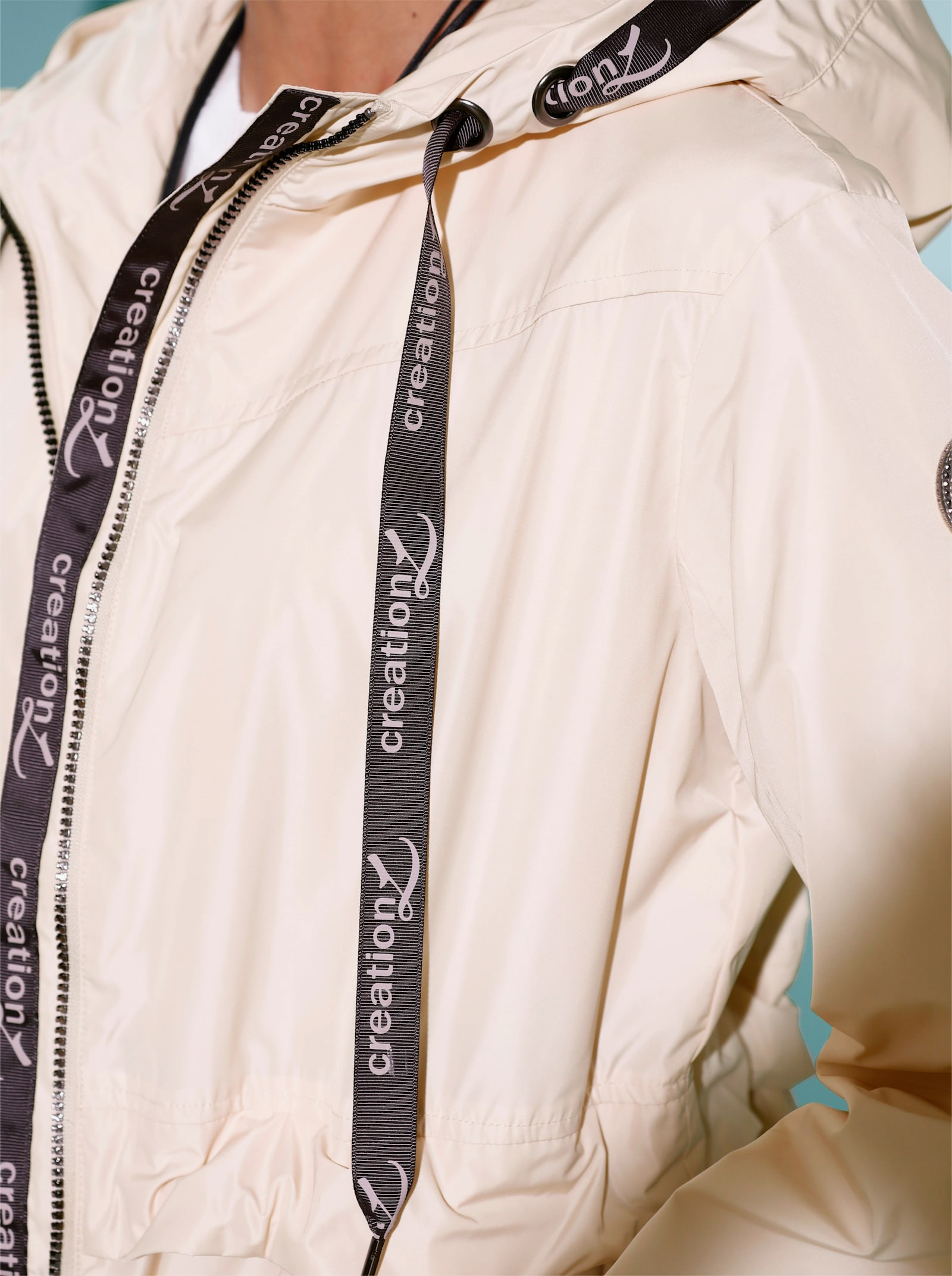 Kapuzenjacke mit weitenregulierbarem Koller - elfenbein