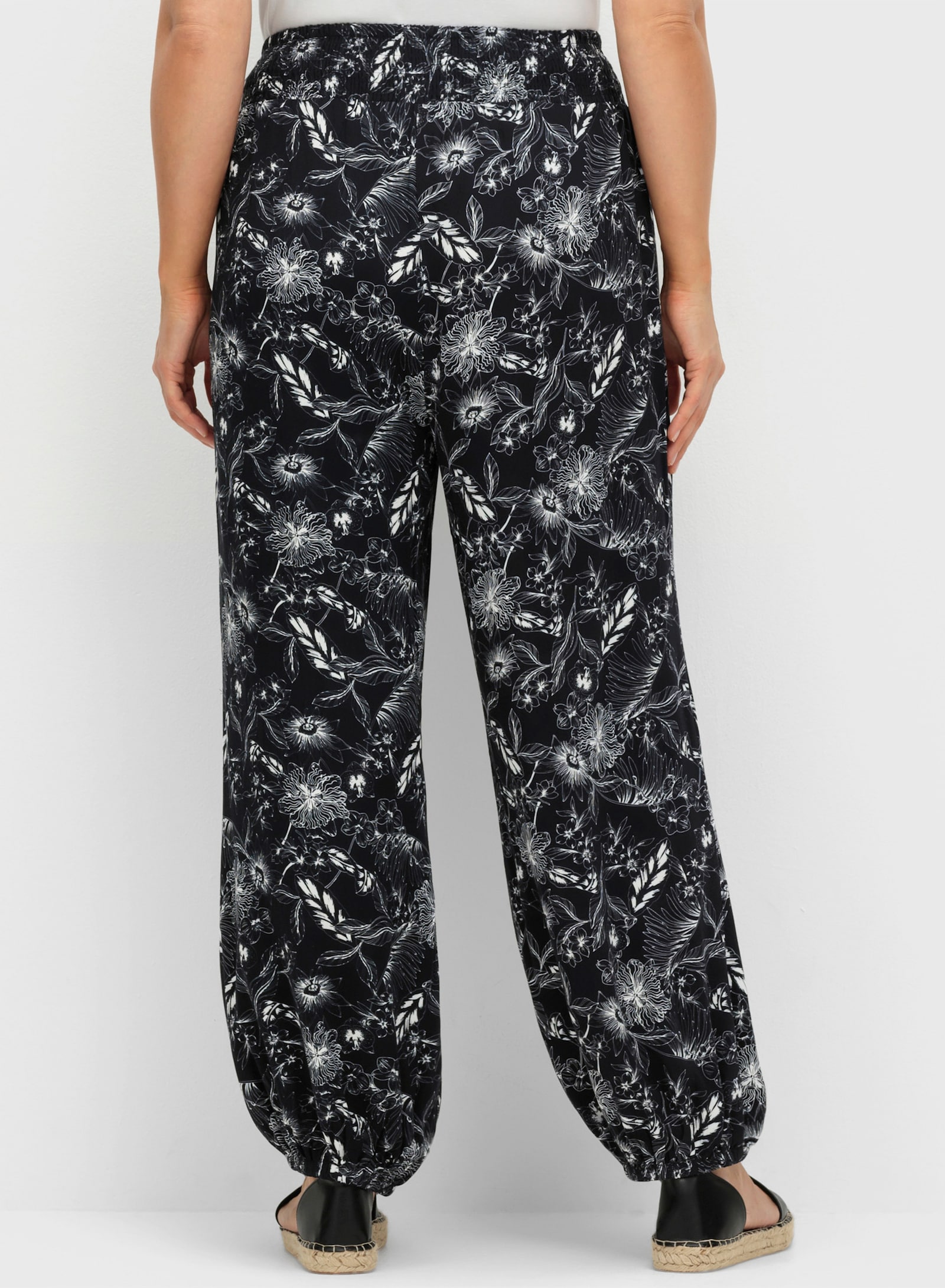 sheego Pantalon avec imprimé feuilles - noir-blanc