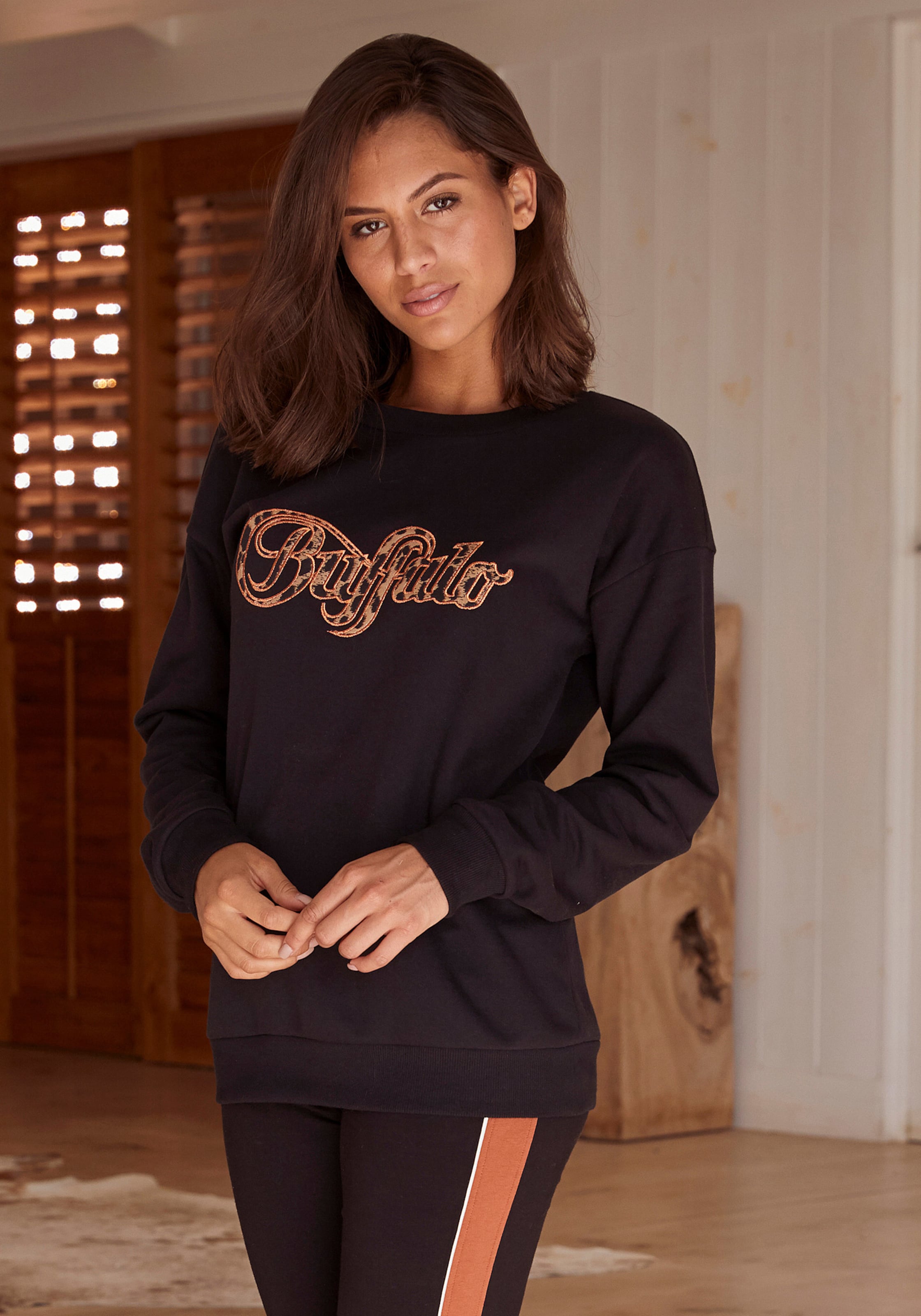 Logo und günstig Kaufen-Sweatshirt in schwarz von Buffalo. Sweatshirt in schwarz von Buffalo <![CDATA[Buffalo Sweatshirt mit Logoapplikationen im Brustbereich, Rundhalsausschnitt und Rippbündchen an Saum und Ärmeln. Aus 65% Baumwolle, 35% Polyester.]]>. 