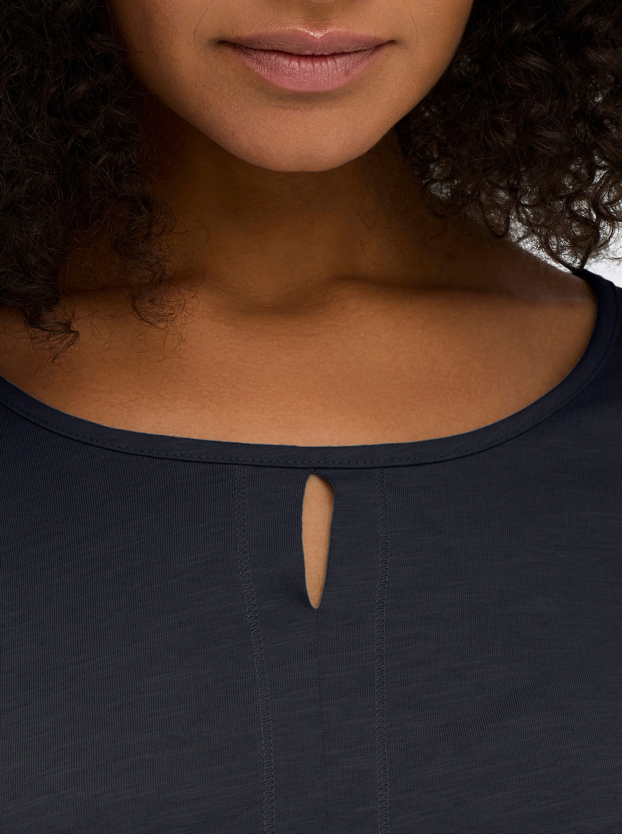 sheego 3/4-Arm-Shirt mit Cut-out vorn - tiefblau