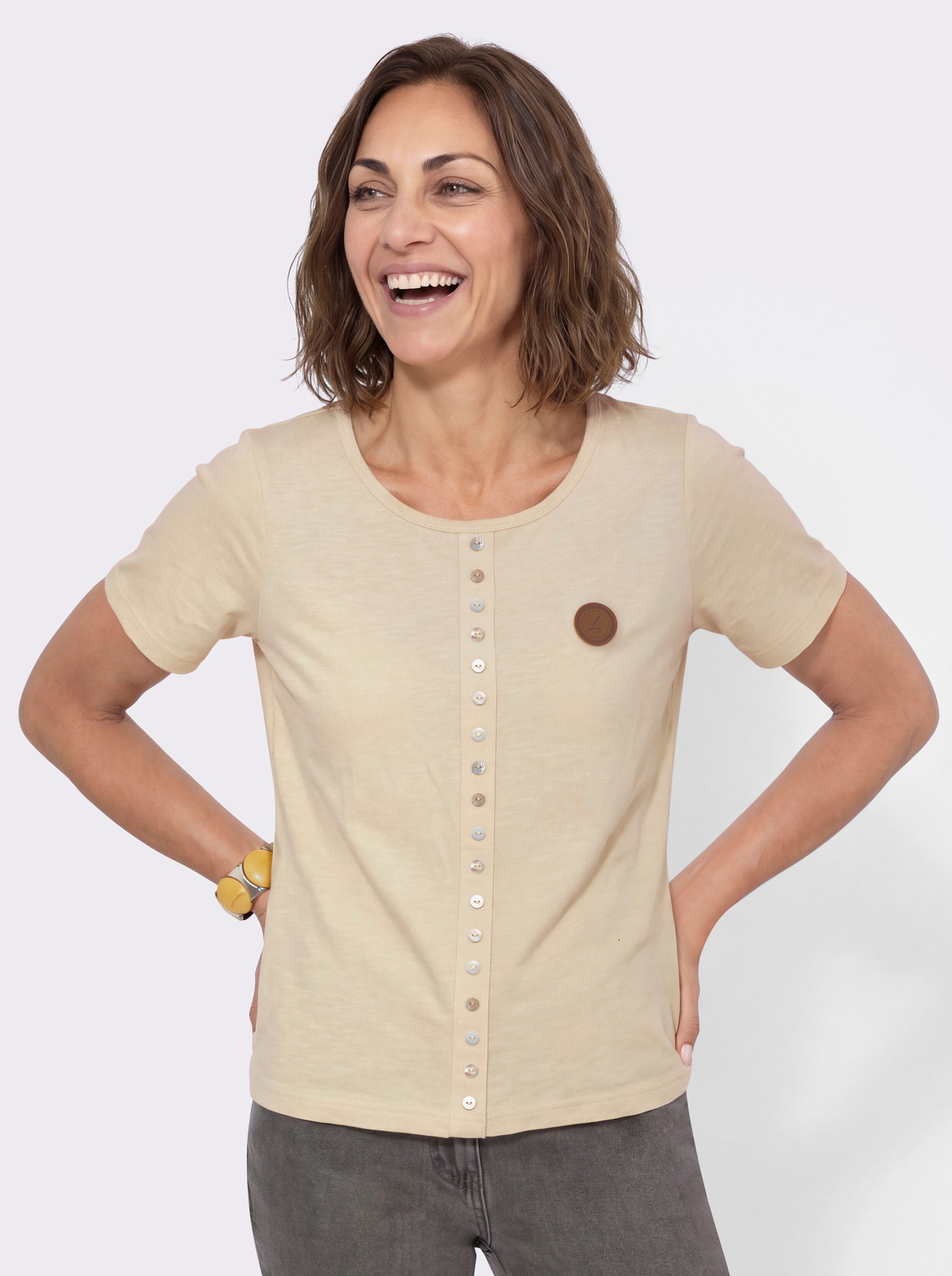 Kurzarmshirt mit Knöpfen in Perlmutt-Optik - sand