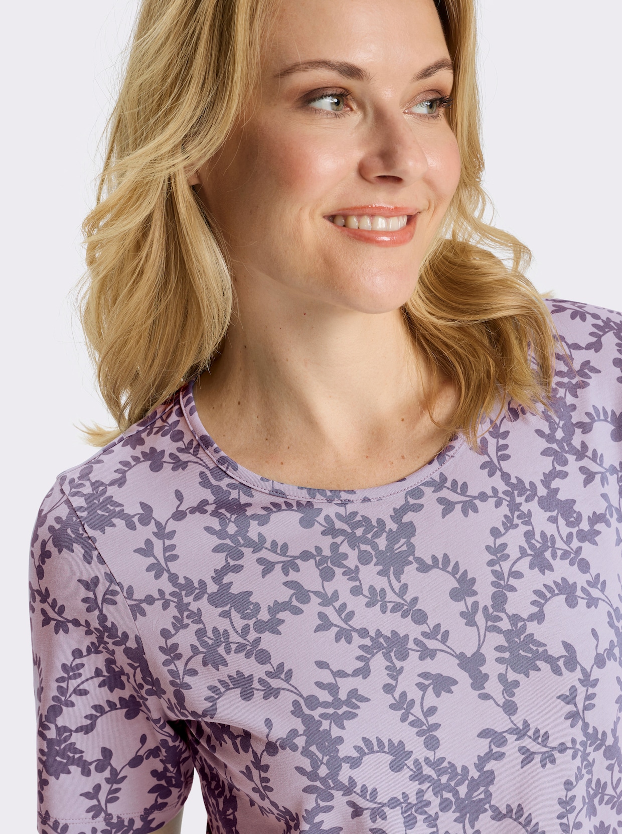 Kurzarmshirt mit floralem Muster - flieder-feige-bedruckt