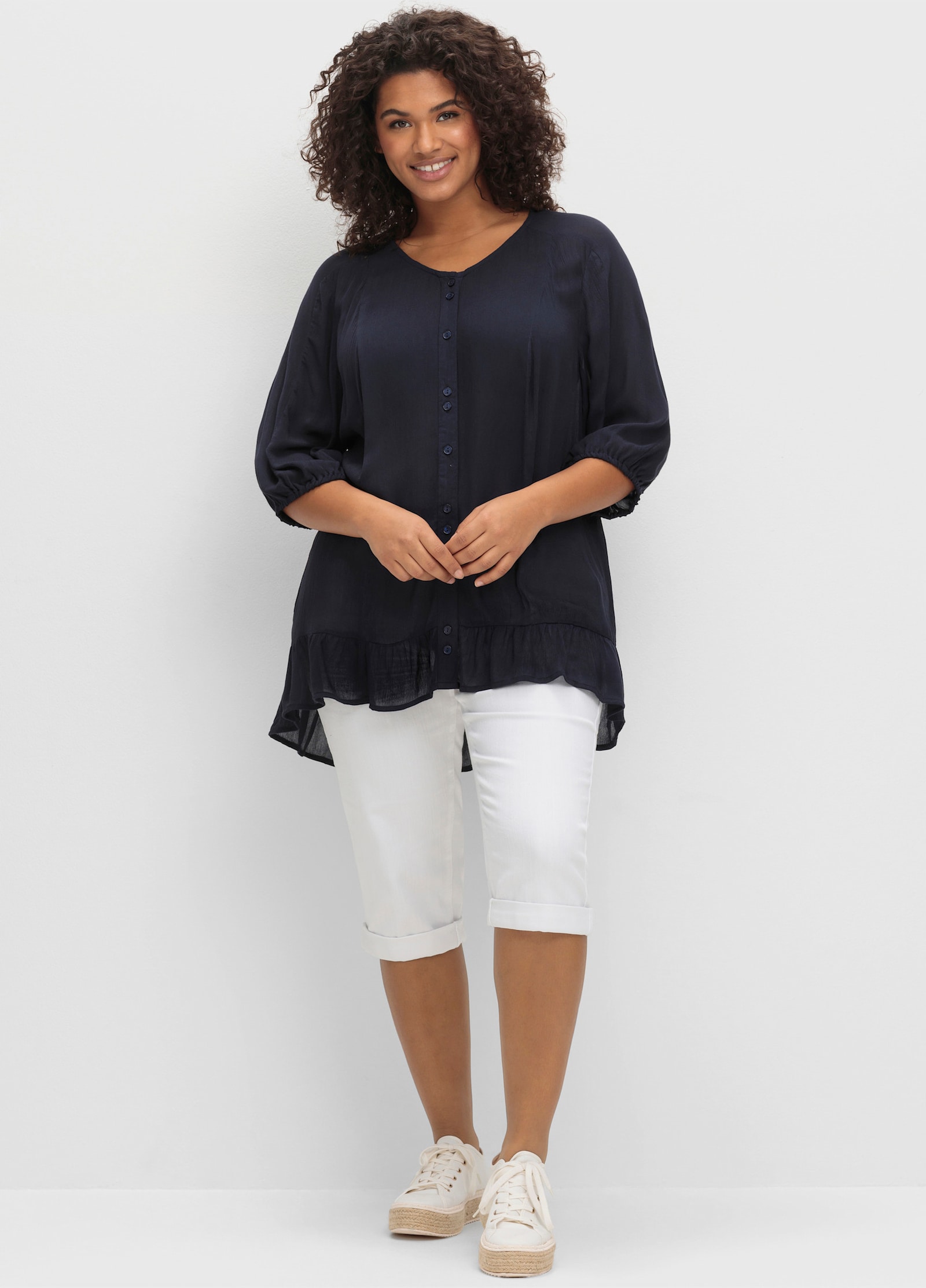 sheego Kurzarmbluse mit Volants am Saum - tiefblau