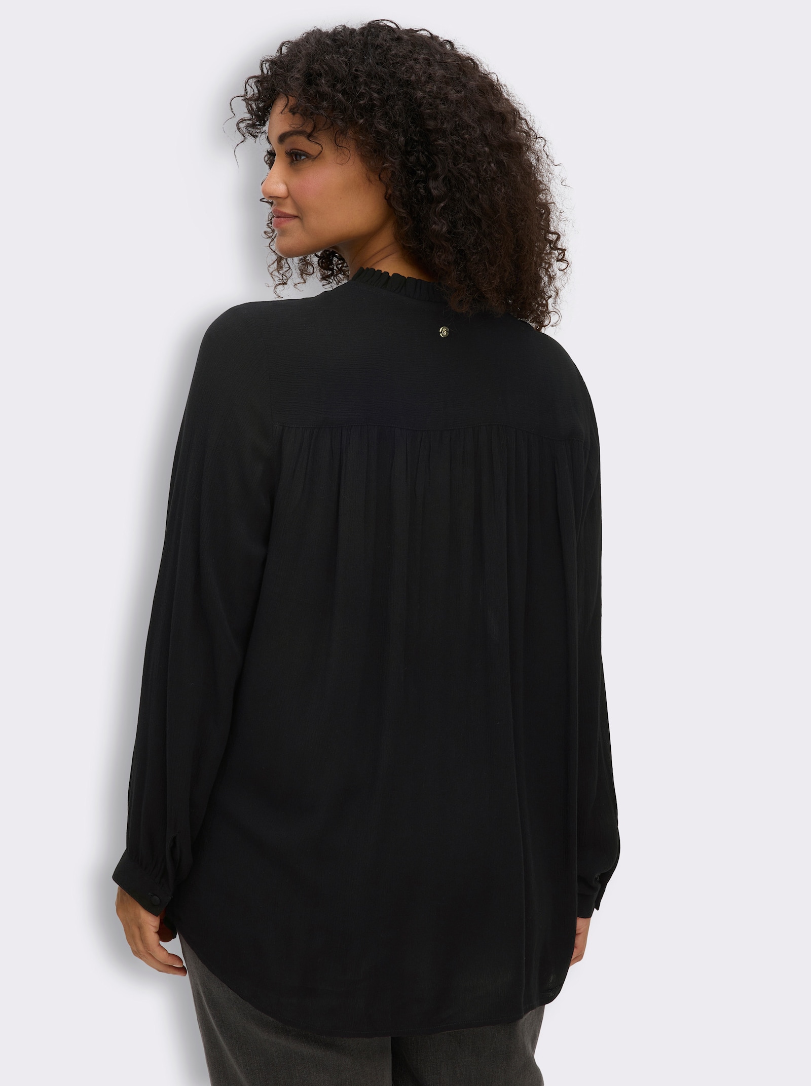 sheego Crinklebluse mit bestickter Passe - schwarz
