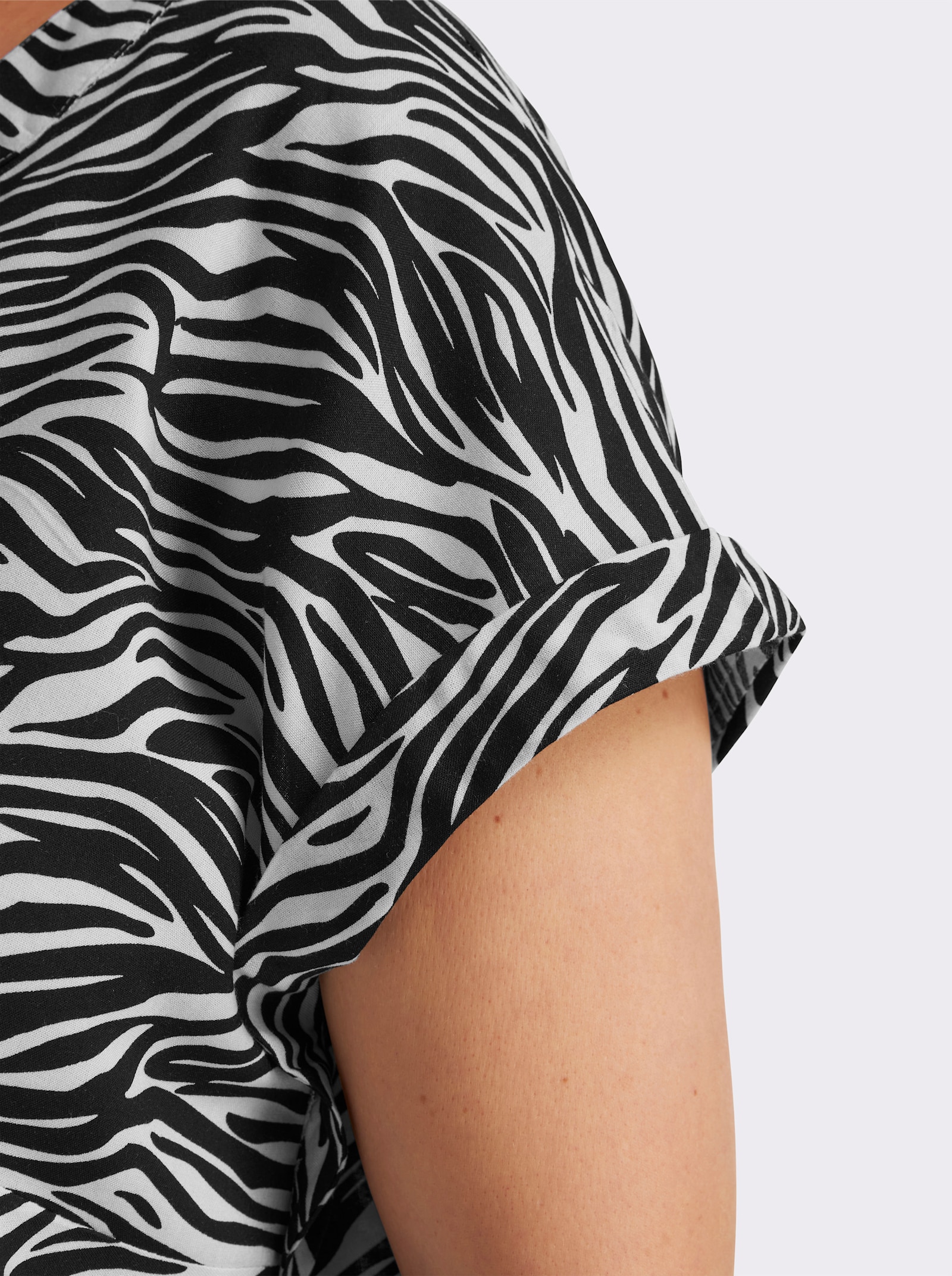 Schlupf-Bluse mit überschnittenen Schultern - schwarz-weiß-bedruckt