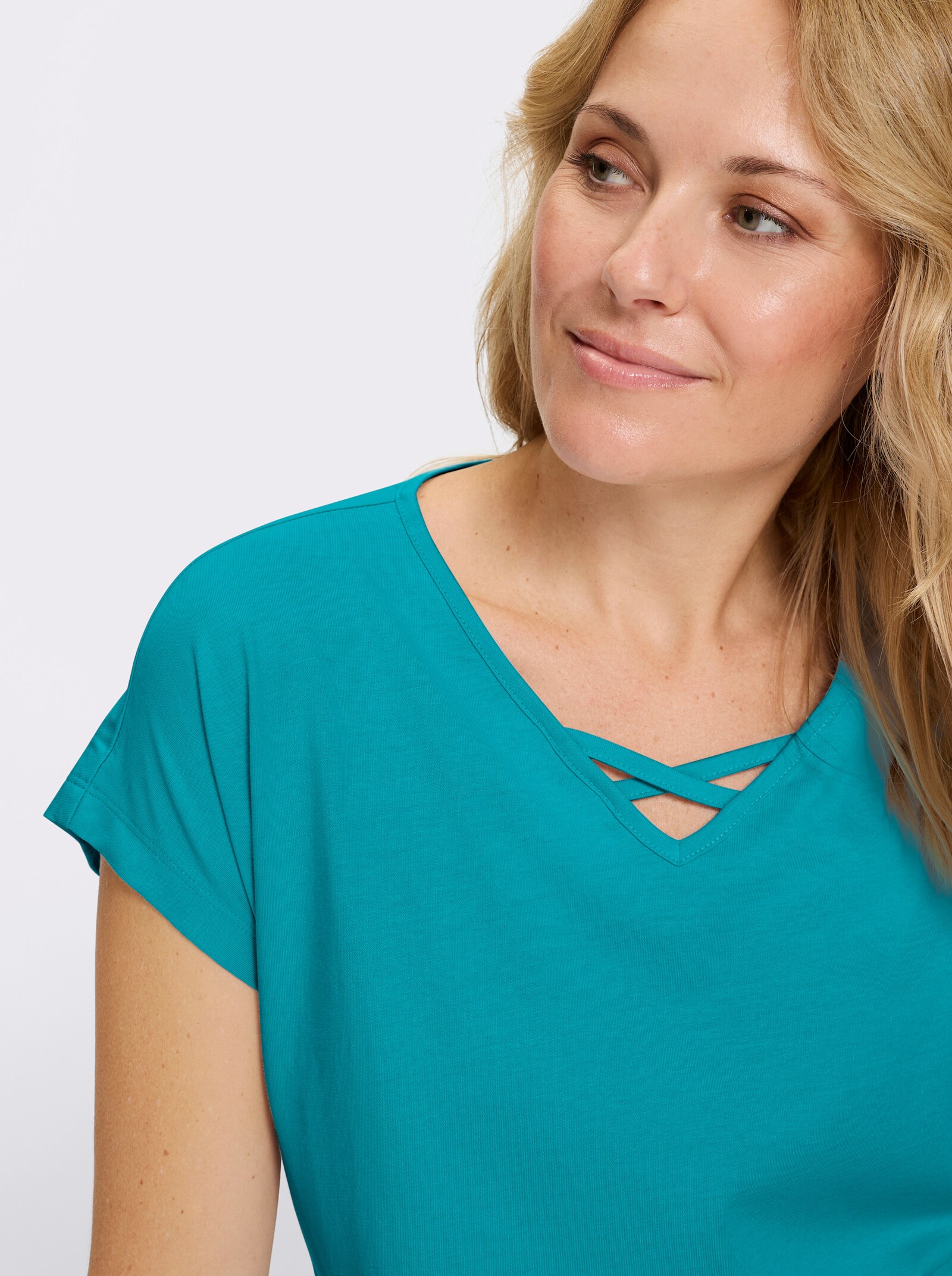 Dlouhé tričko s ozdobnými pásky ve výstřihu - tyrkysová