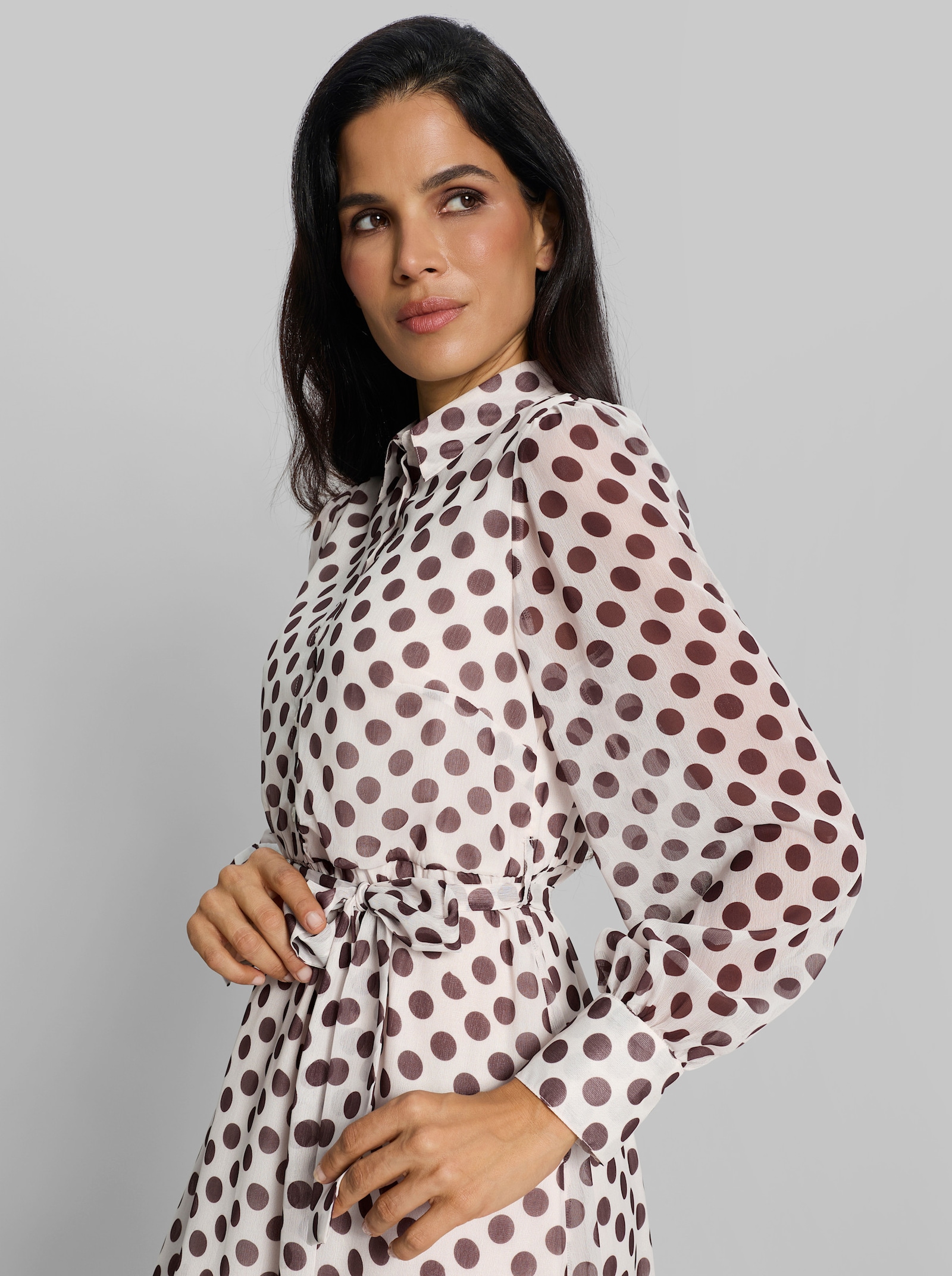 heine Chiffonkleid mit abnehmbarem Gürtel - ecru-schoko-getupft