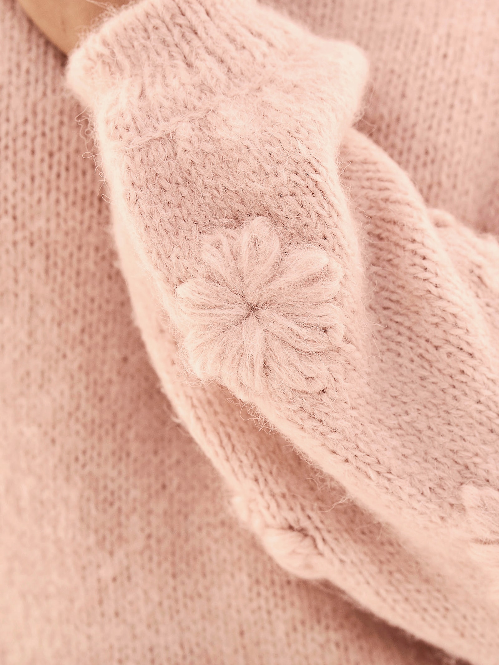 heine Rundhalspullover mit 3D-Blüten am Ärmel - puder