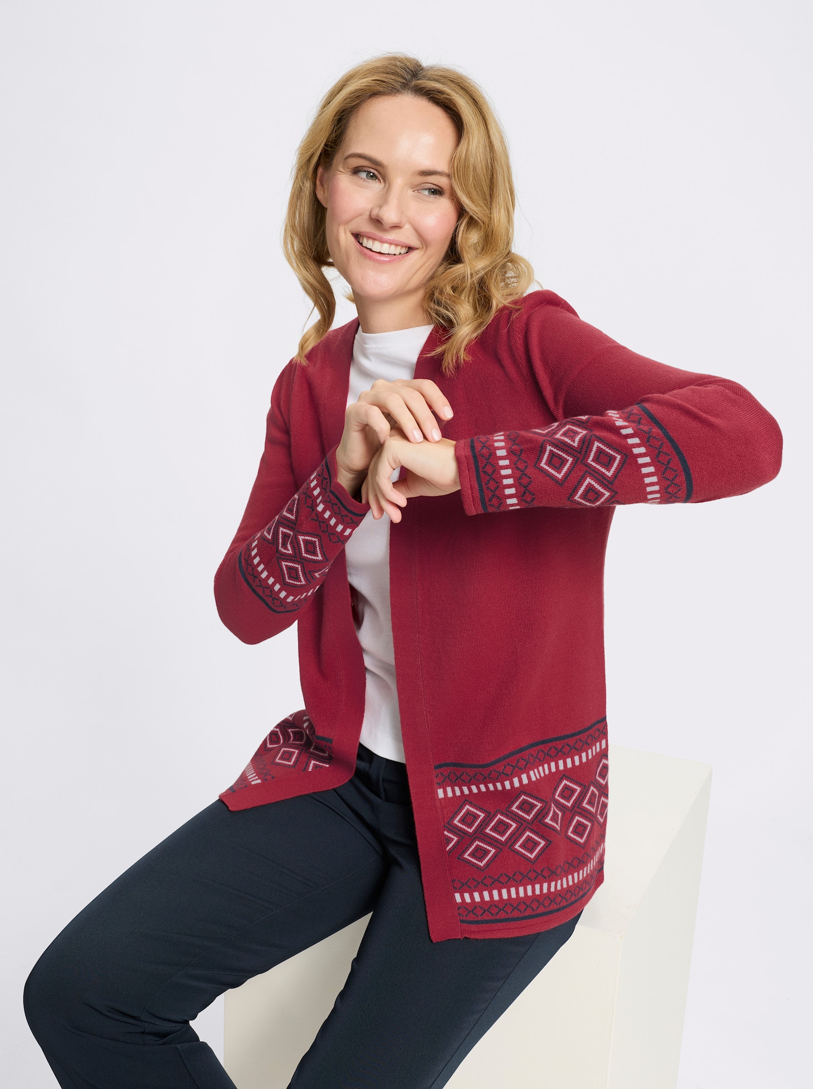 Longstrickjacke mit Bordüren-Muster - kirsche-marine