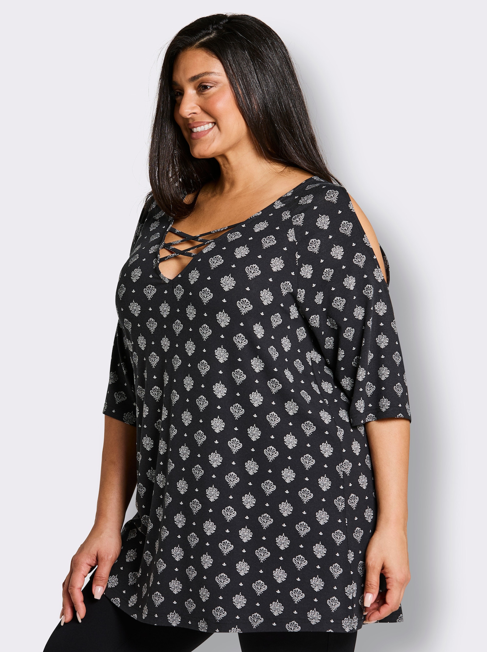 sheego Lang shirt met gekruiste bandjes bij de hals - zwart/ecru geprint