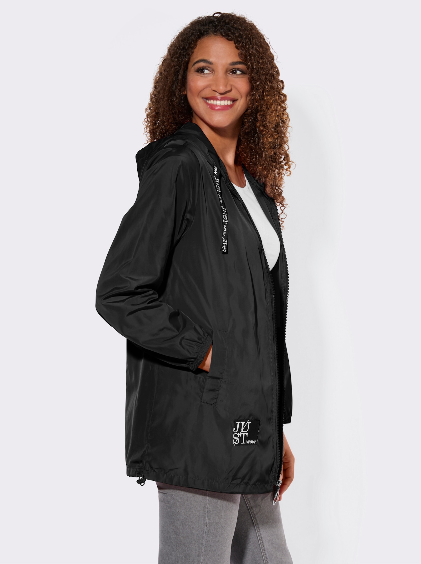 Kapuzenjacke mit Schriftzug im Comic-Stil - schwarz