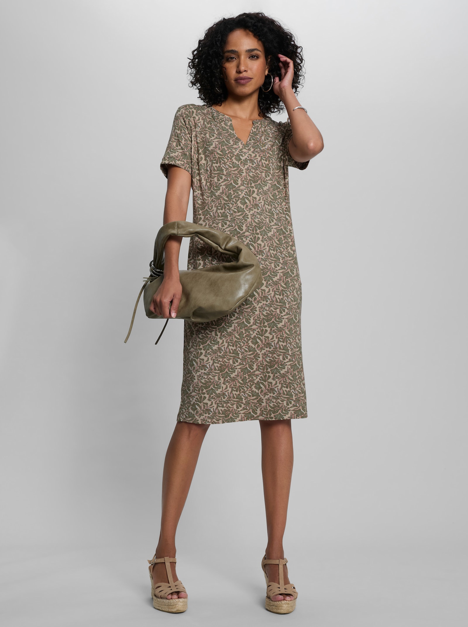 heine Jerseykleid mit Floral-Print - khaki-sand-bedruckt