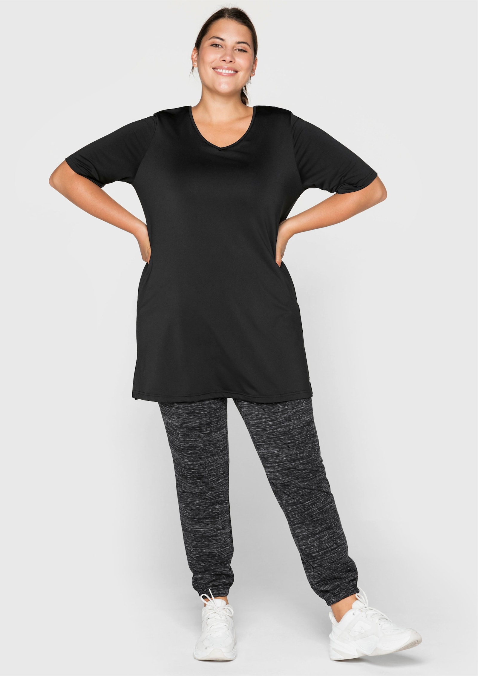 sheego Functioneel shirt in lang model, cut-out achter - zwart
