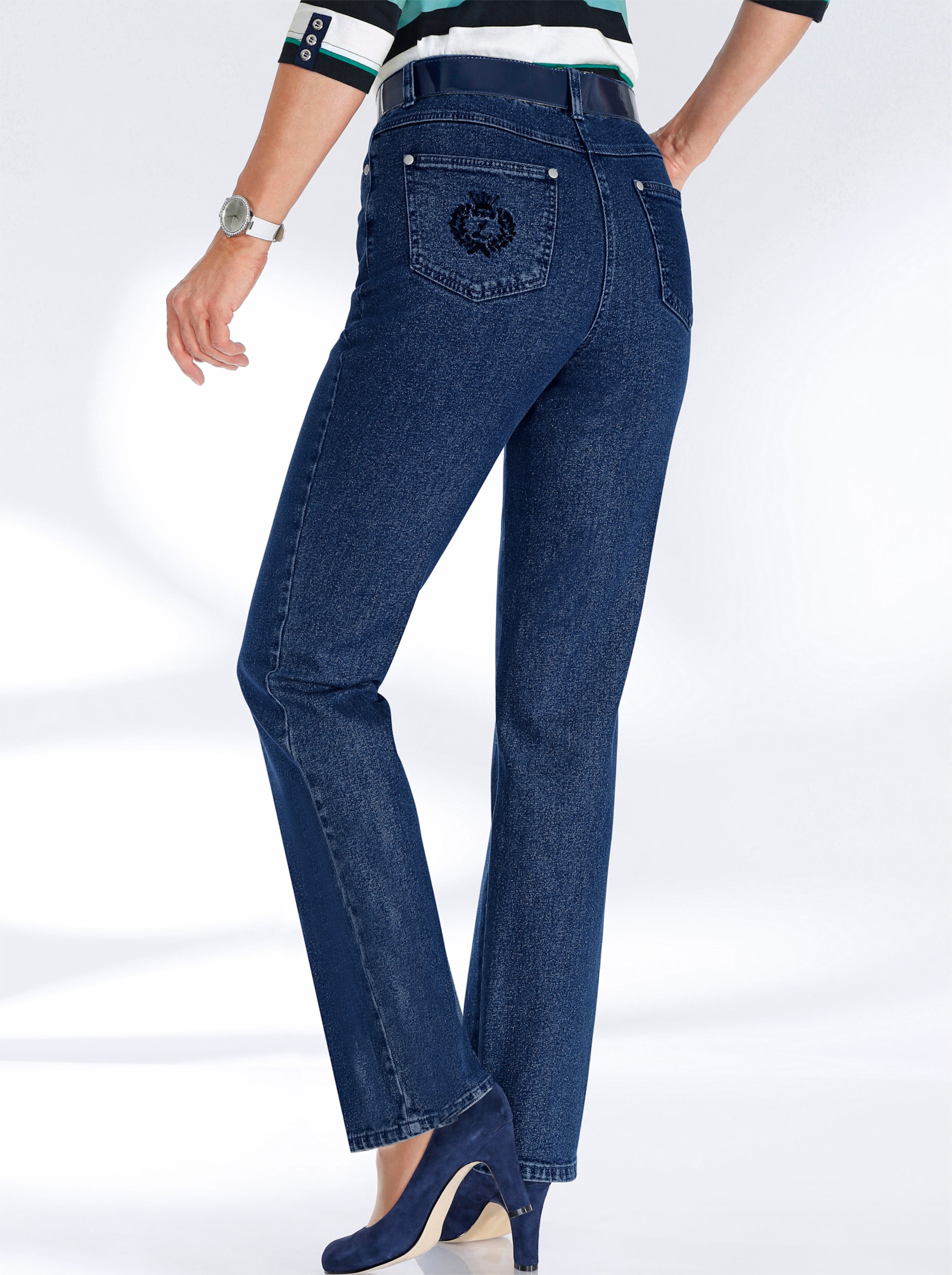 Es dur günstig Kaufen-5-Pocket-Jeans in dark blue von heine. 5-Pocket-Jeans in dark blue von heine <![CDATA[Jeans in 5-Pocket-Form. Gerade Schnittführung. Trageangenehm durch den innenliegenden, „unsichtbaren“ Rundum-Dehnbund. 1 Gesäßtasche mit Stickerei. Fußweite ca. 