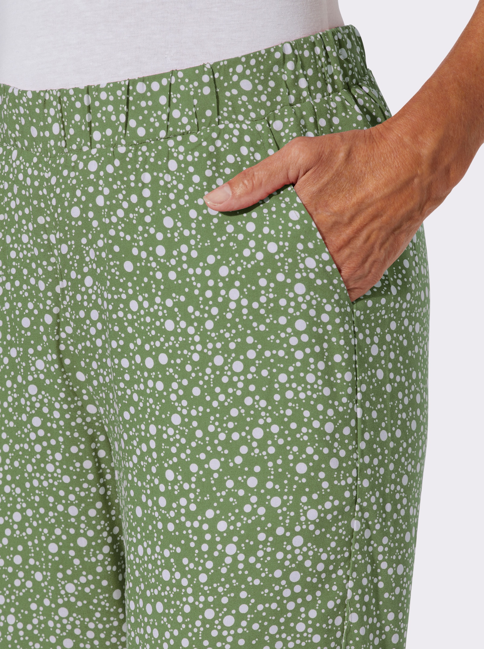 Schlupfhose mit Punktedessin - eucalyptus-weiß-bedruckt