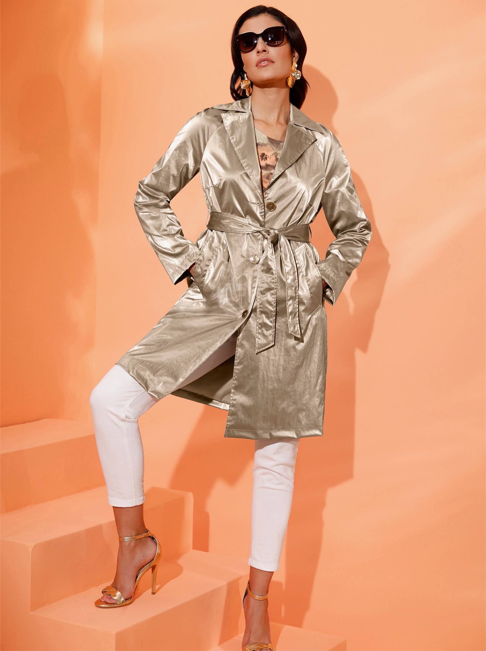 Korte mantel met glanzende coating - goudkleur