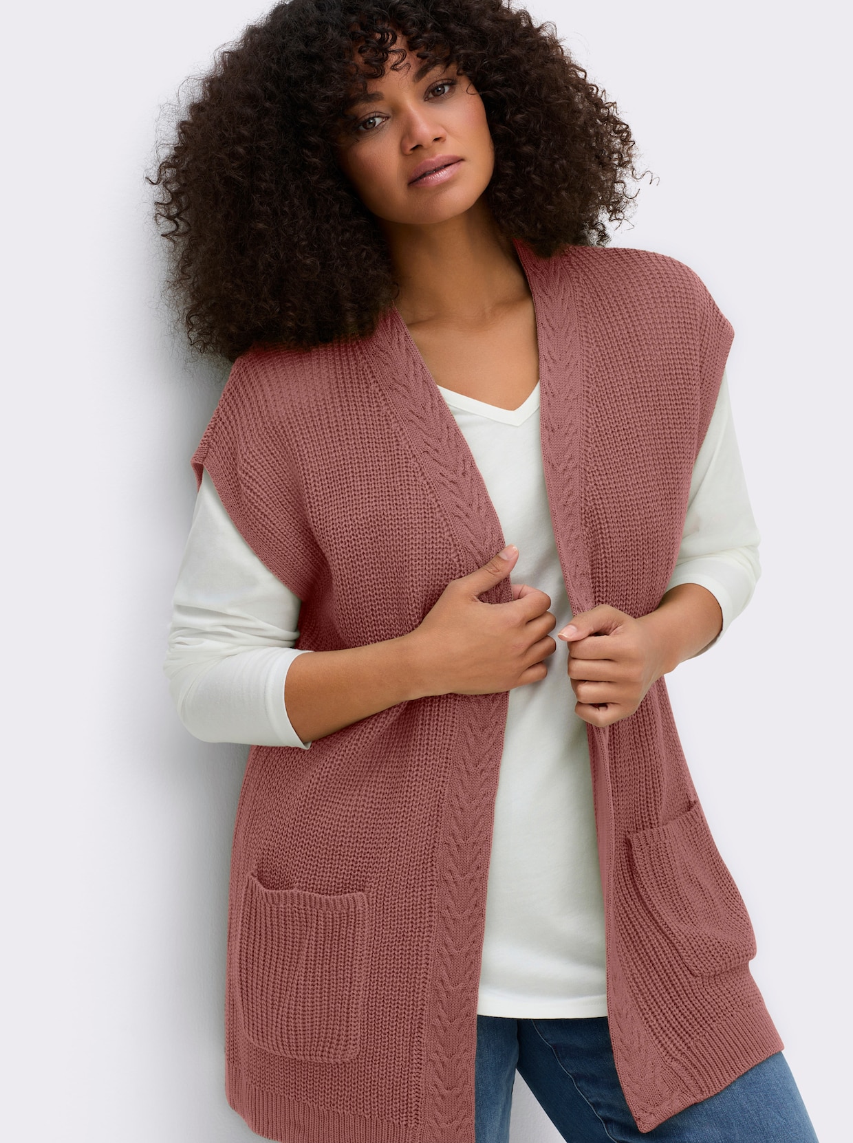 Strickweste mit Zopfmuster vorne - rosenholz