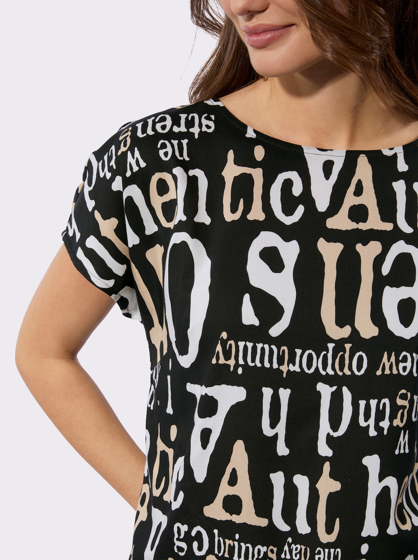 Blus med texttryck - svart-vit, mönstrad