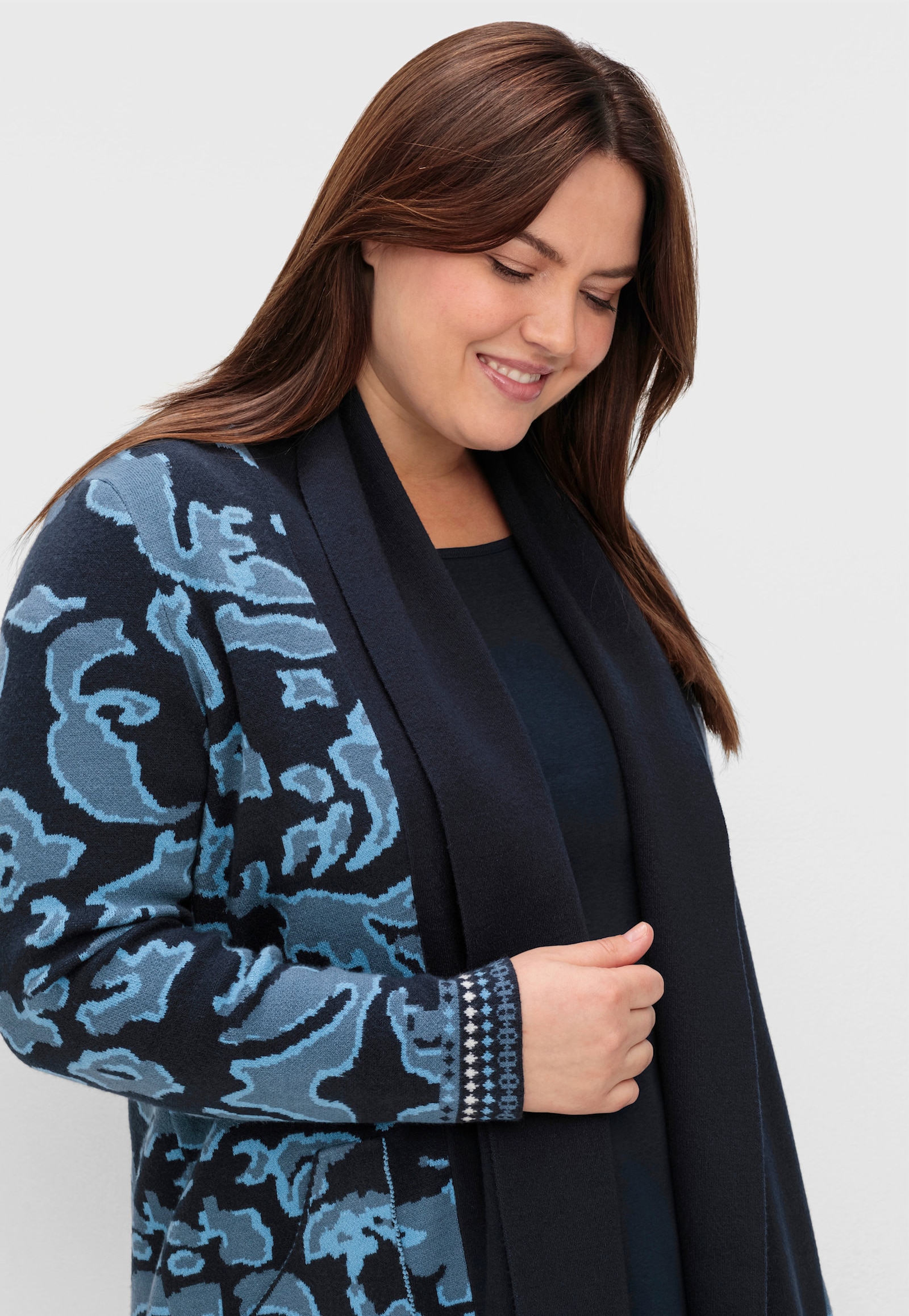 sheego Veste en tricot longue avec motif jacquard - bleu foncé à motifs