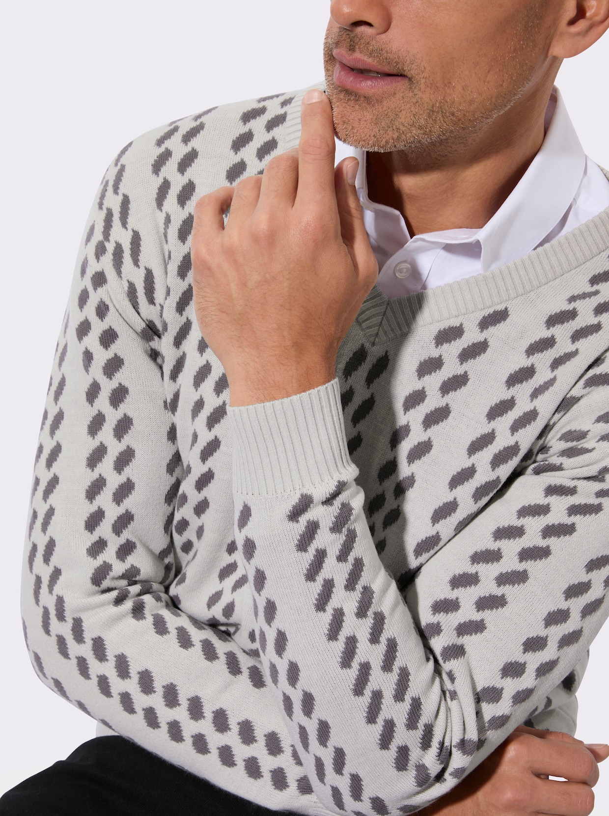 Svetr s výstřihem do V s grafickým pleteným vzorem - světlešedá-antracitová