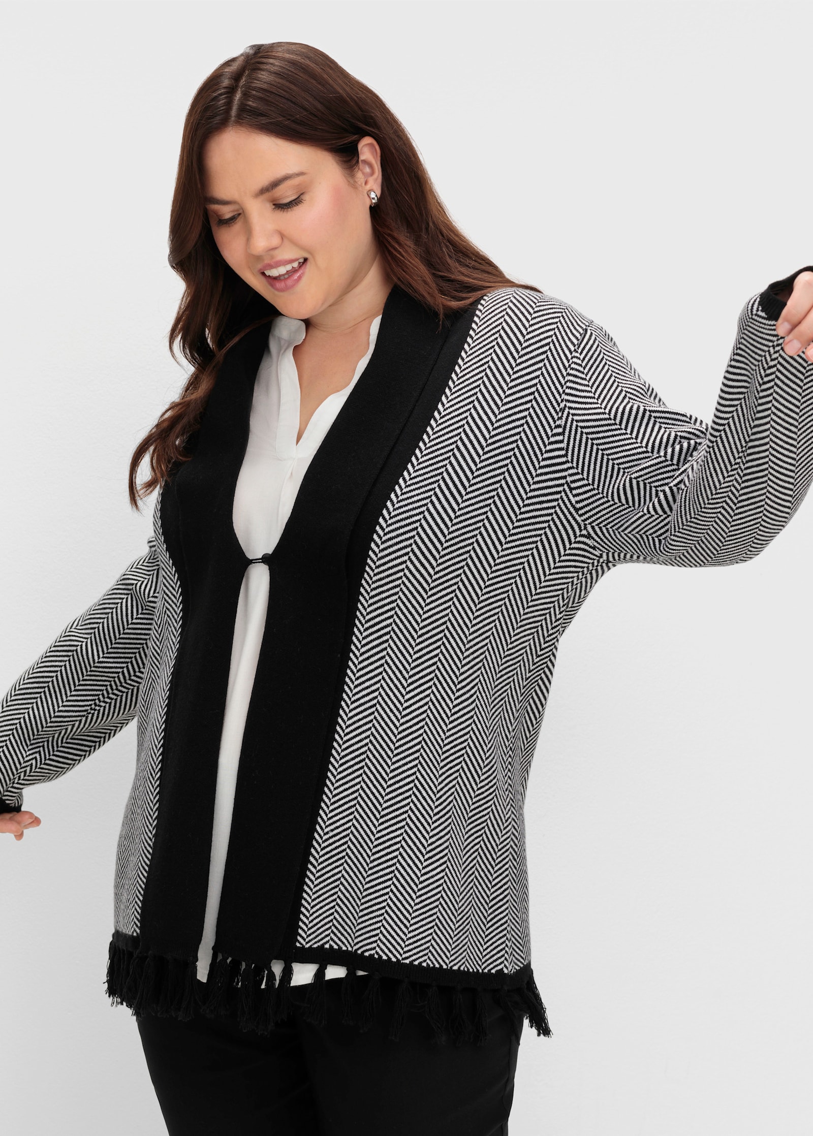 sheego Strickjacke mit Fransen am Saum - schwarz-weiß