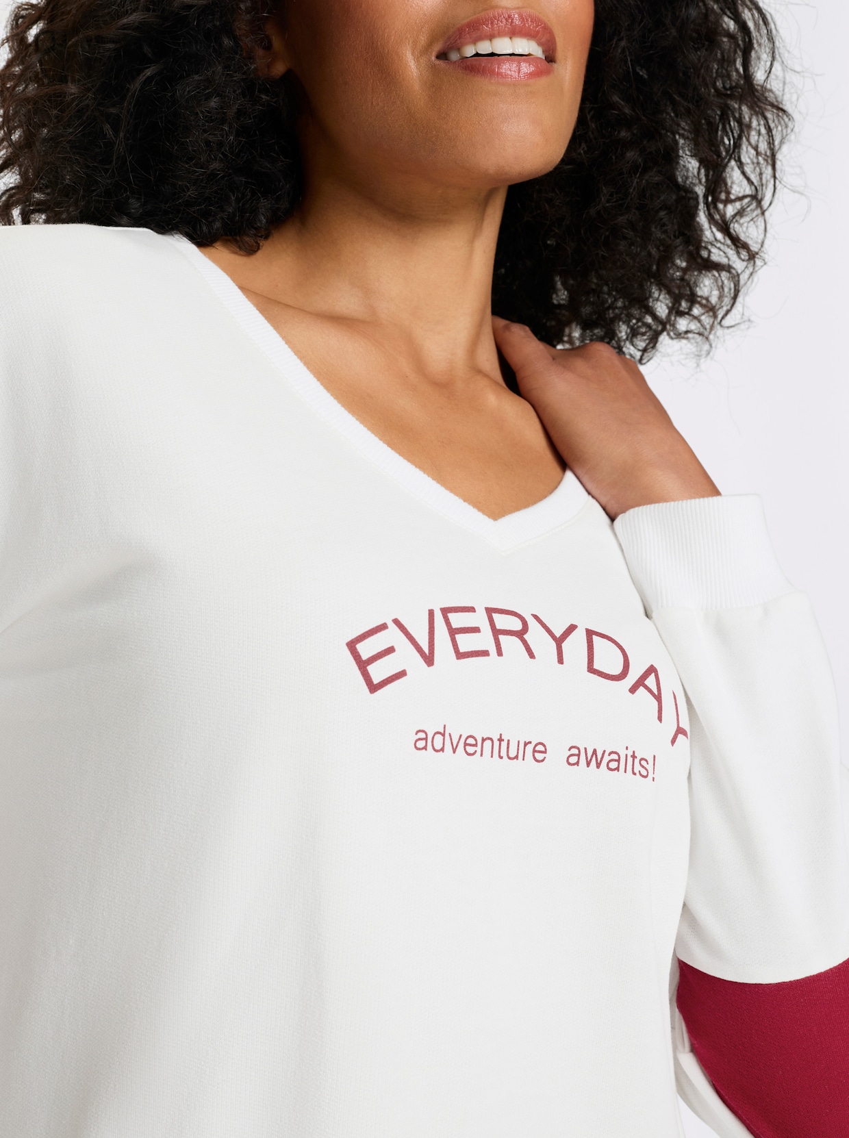 Sweatshirt mit Schriftzug - ecru-kirsche