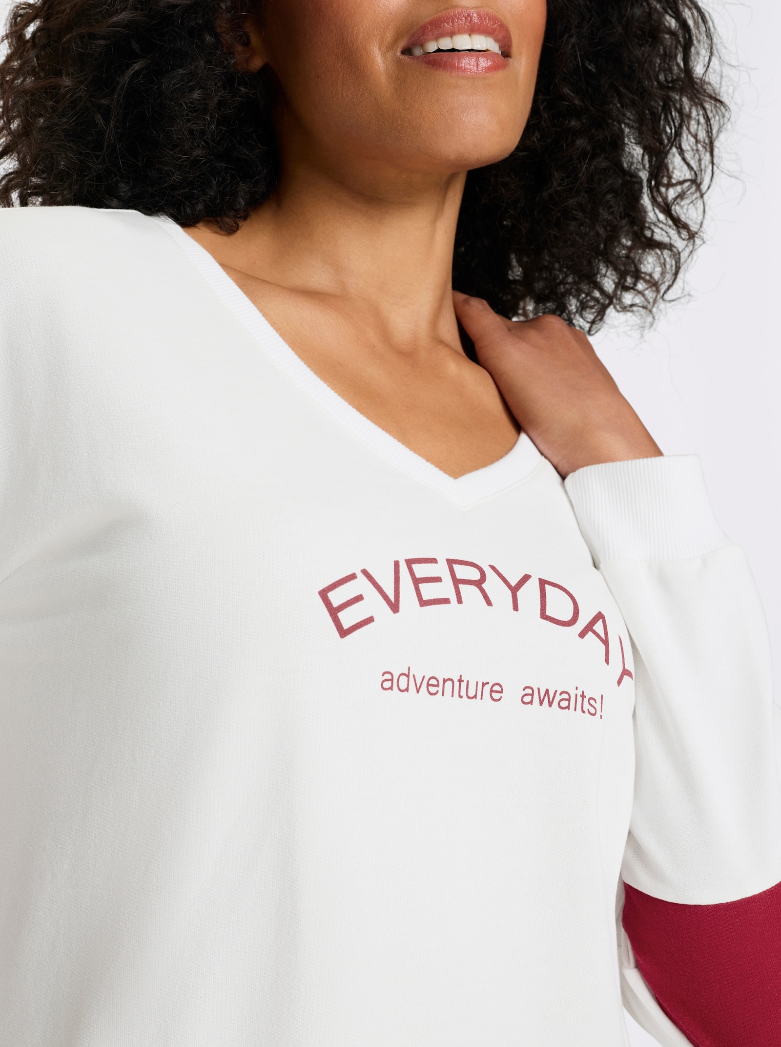 Sweatshirt mit Schriftzug - ecru-kirsche