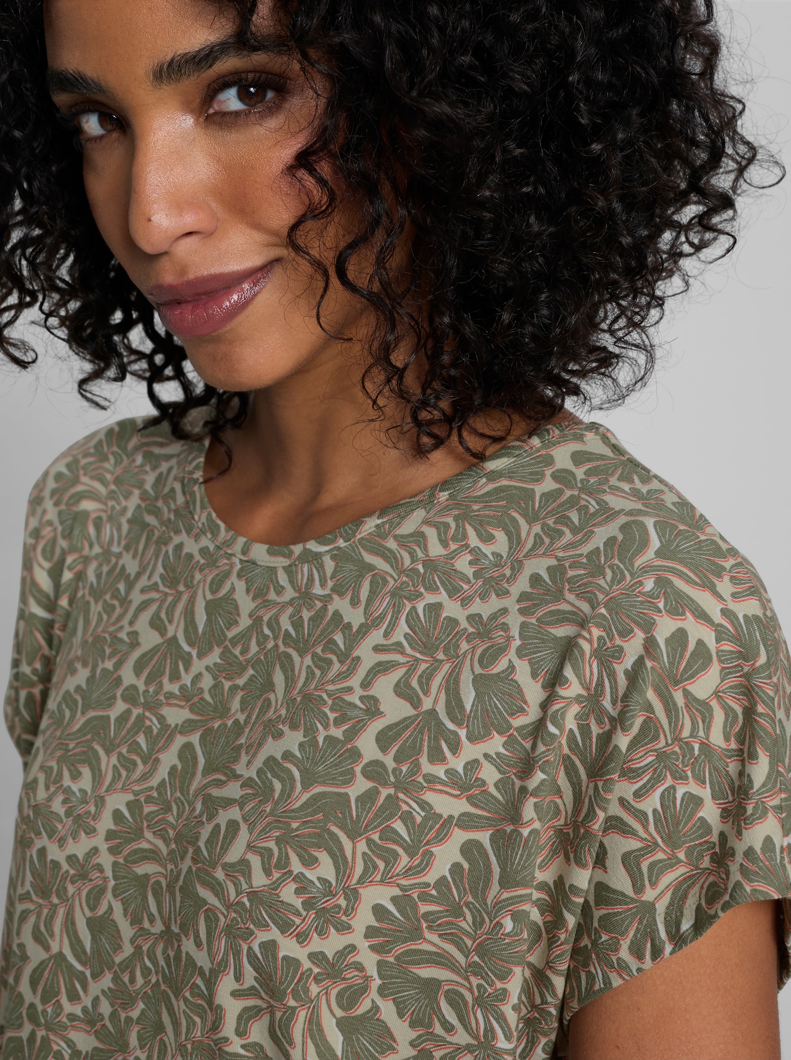 heine Kurzarmshirt mit Blätter-Print - khaki-sand-bedruckt