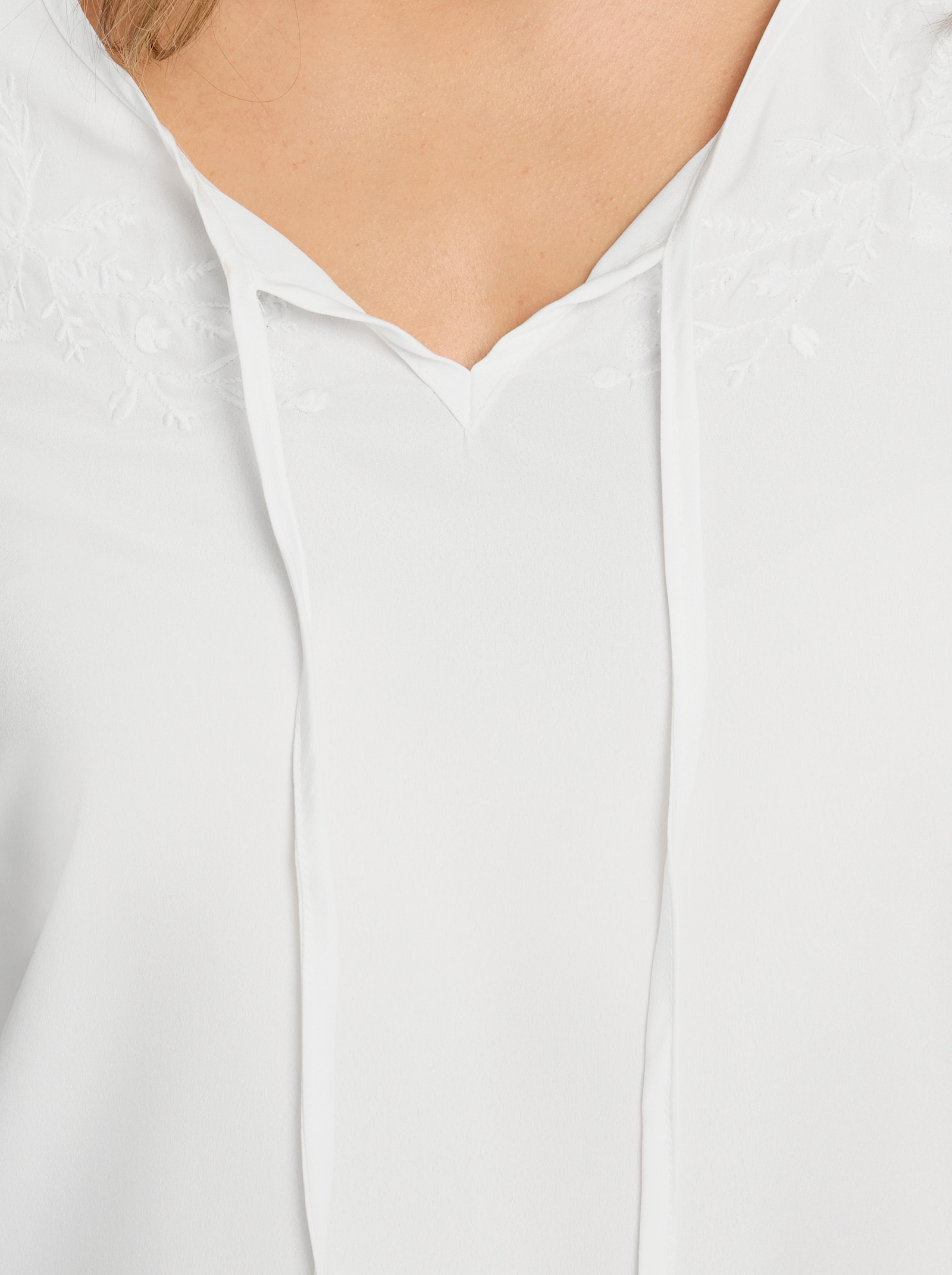 Schlupfbluse mit ton-in-ton-farbener Stickerei - ecru