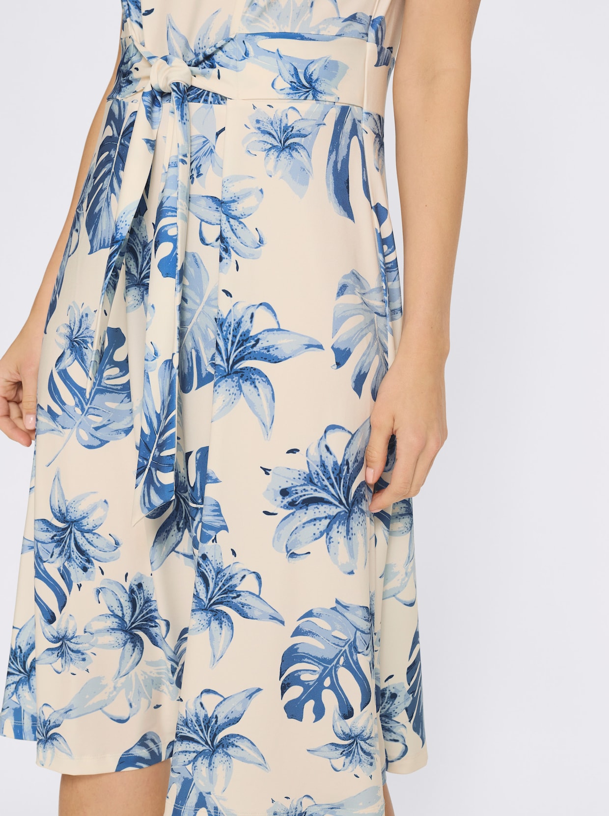Jerseykleid mit Bindegürtel - eisblau-champagner-bedruckt