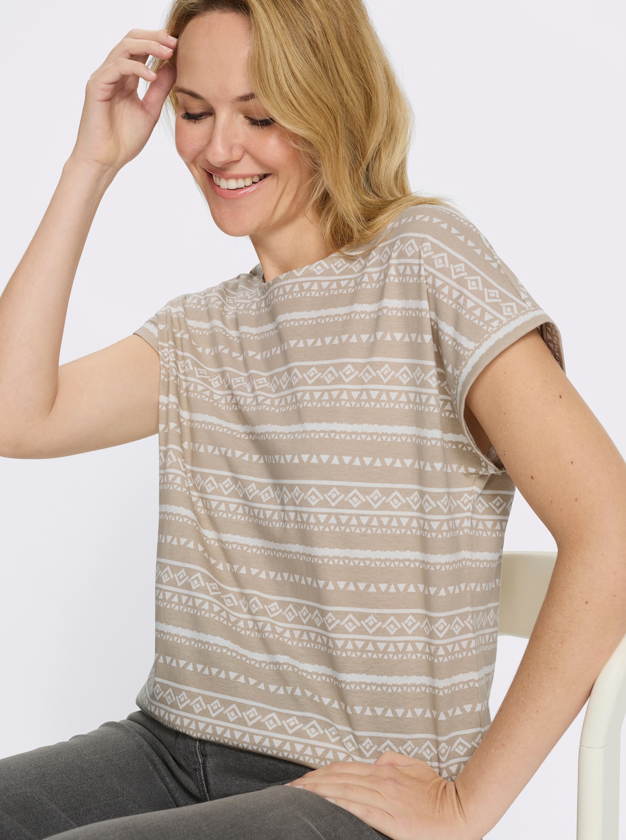 Kurzarmshirt mit überschnittenen Schultern - beige-ecru-bedruckt