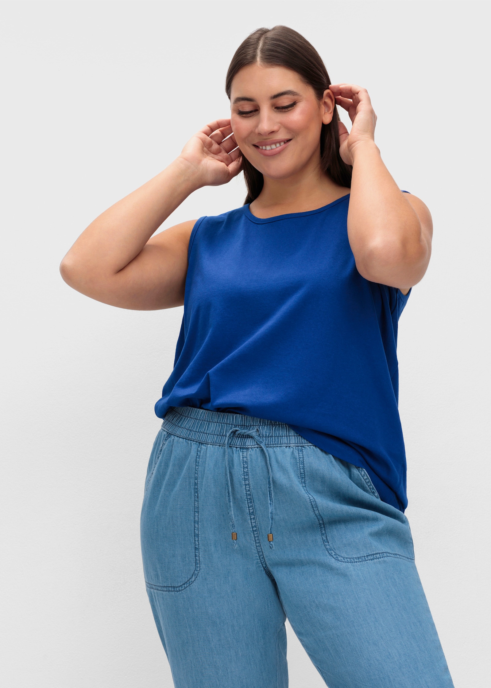 Schlupfjeans mit gesmoktem Bund - blue-bleached