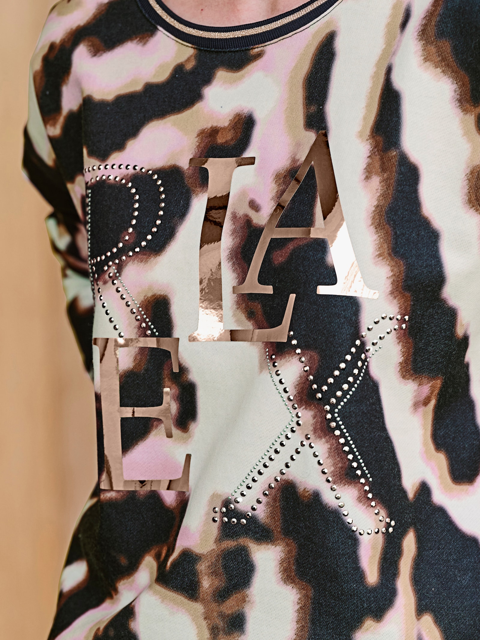 heine Sweatshirt mit Leo-Dessin - schwarz-rosé-bedruckt