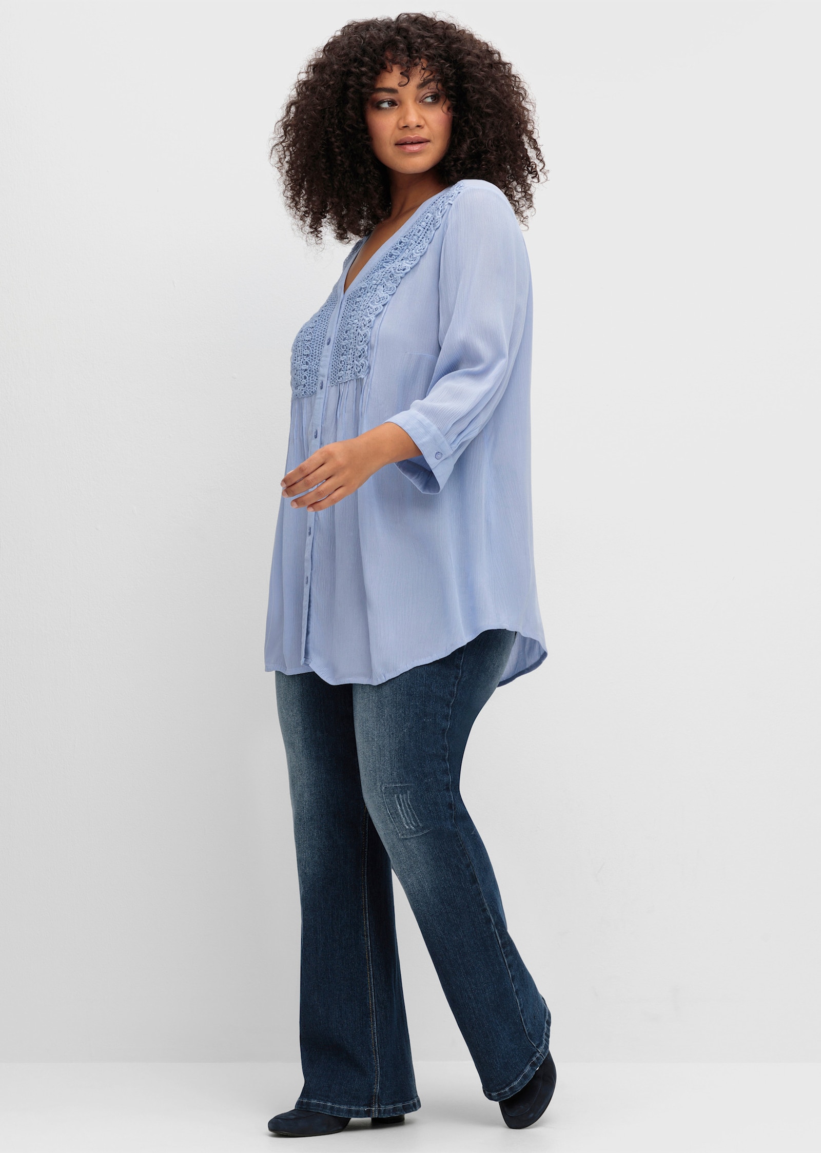 sheego by Joe Browns Crêpebluse mit Biesen und Häkelspitze - himmelblau