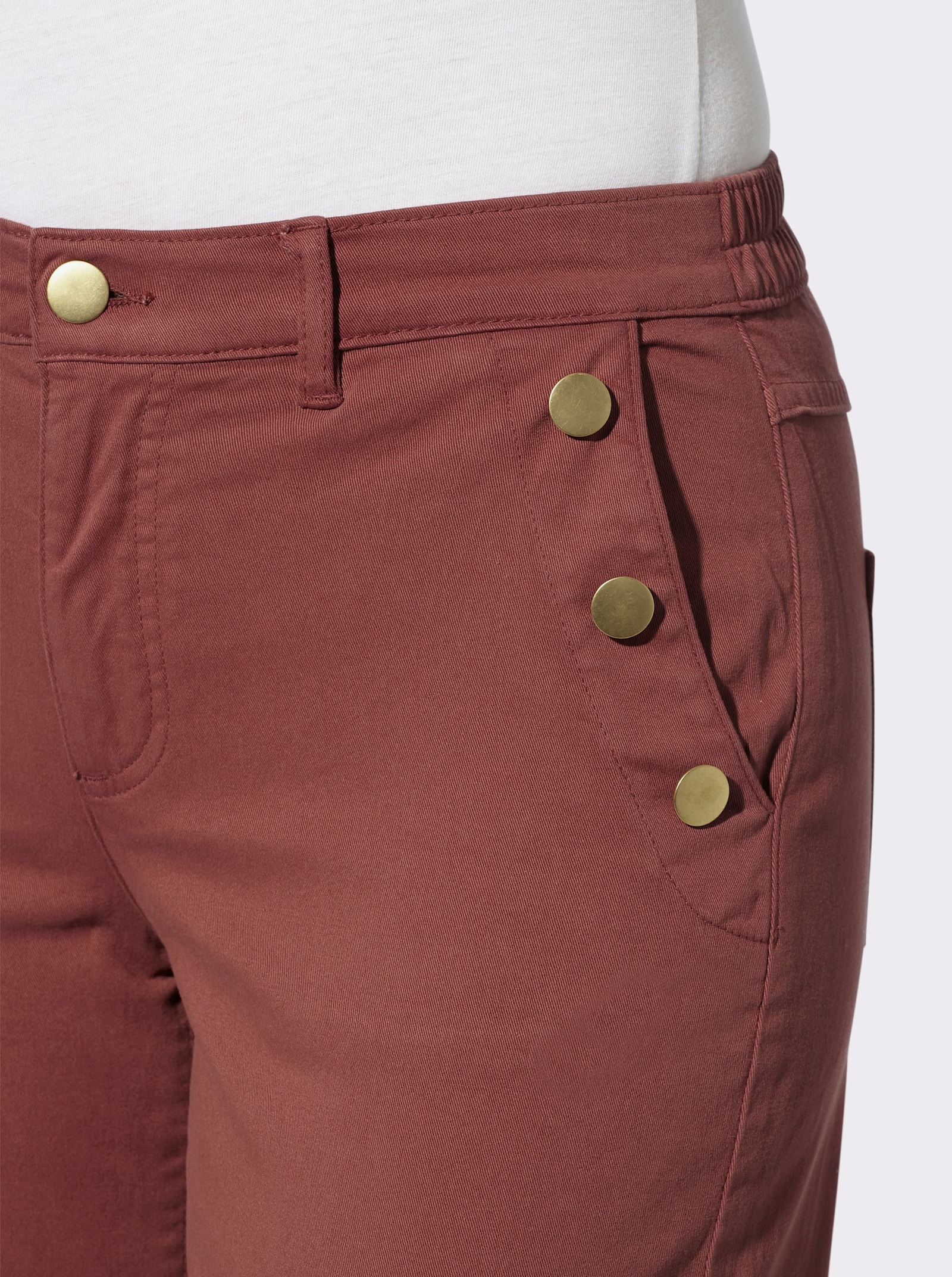 Stretch-Hose mit goldfarbenen Schmuckknöpfen - rotbraun